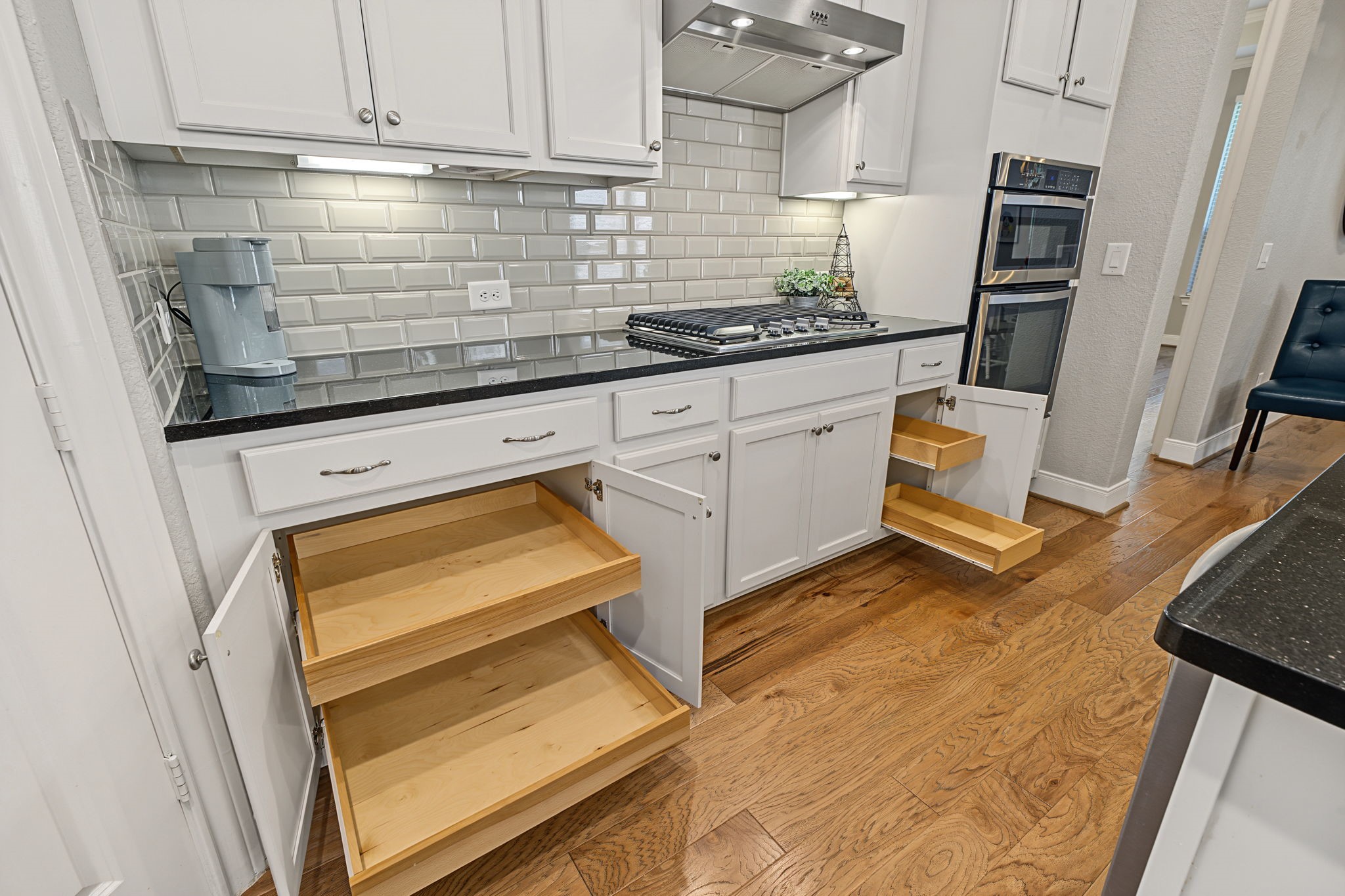 Roll-out lower drawers. There is another set taken behind where this photo was taken. LVP flooring that can get wet.