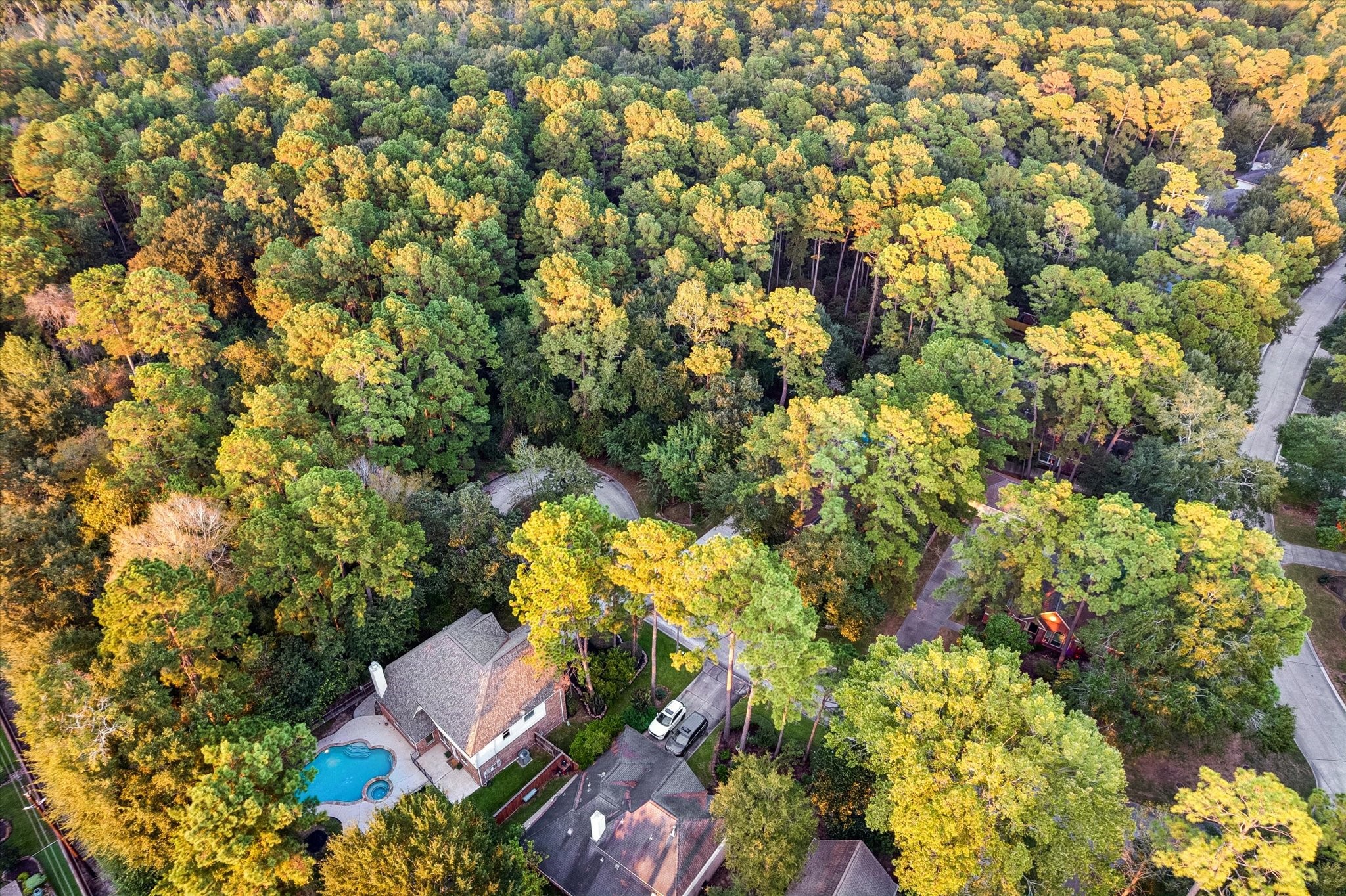 This aerial view highlights the homes desirable cul-de-sac location, along with the new roof!