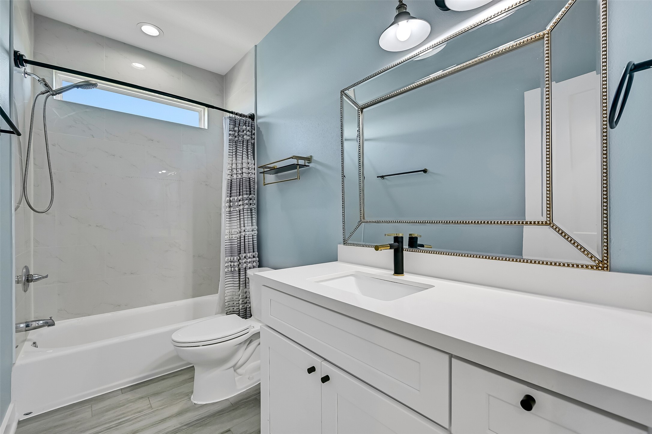 A full bathroom can be found in the hall between the guest bedrooms.