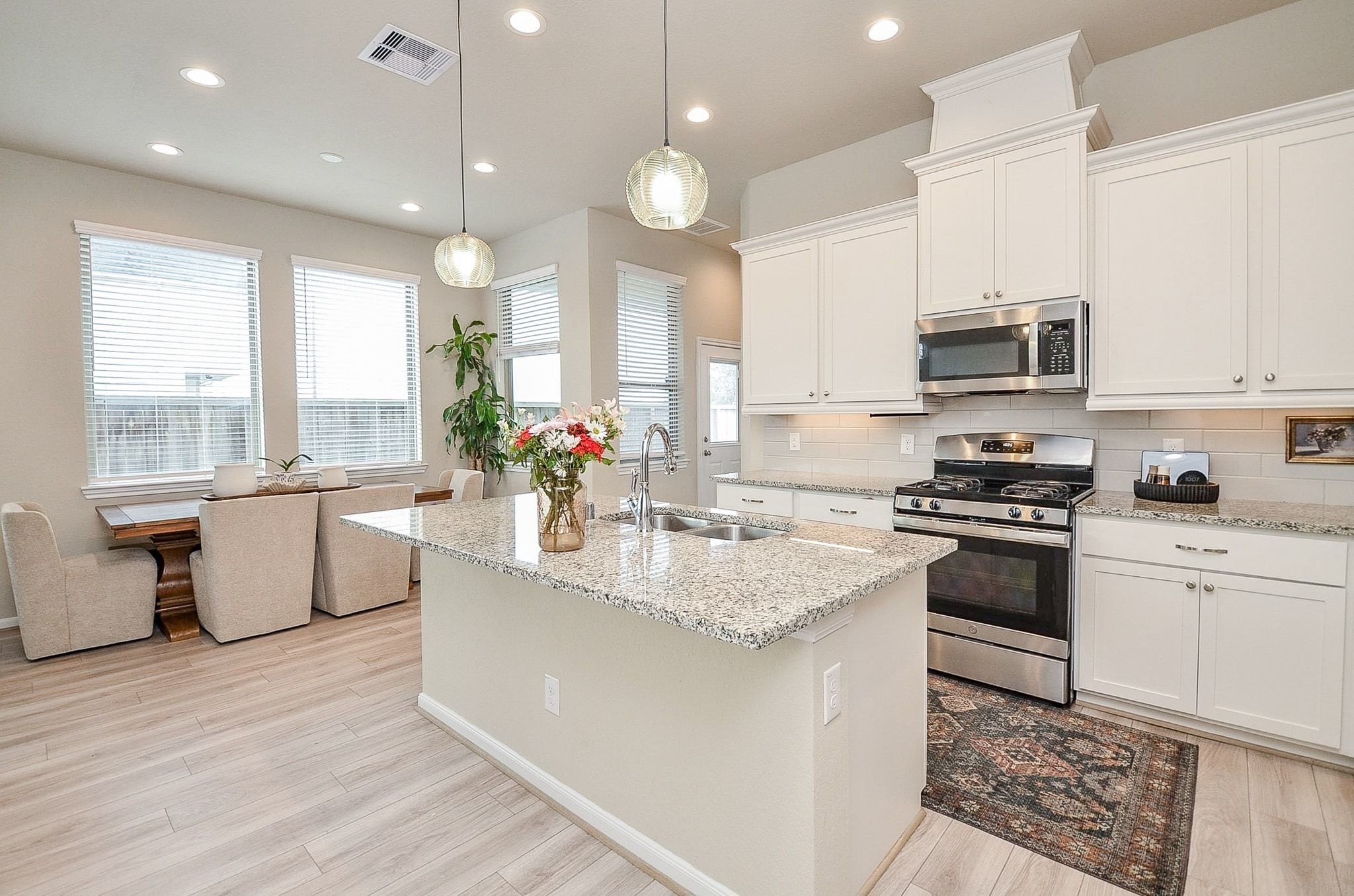 Open and contemporary kitchen