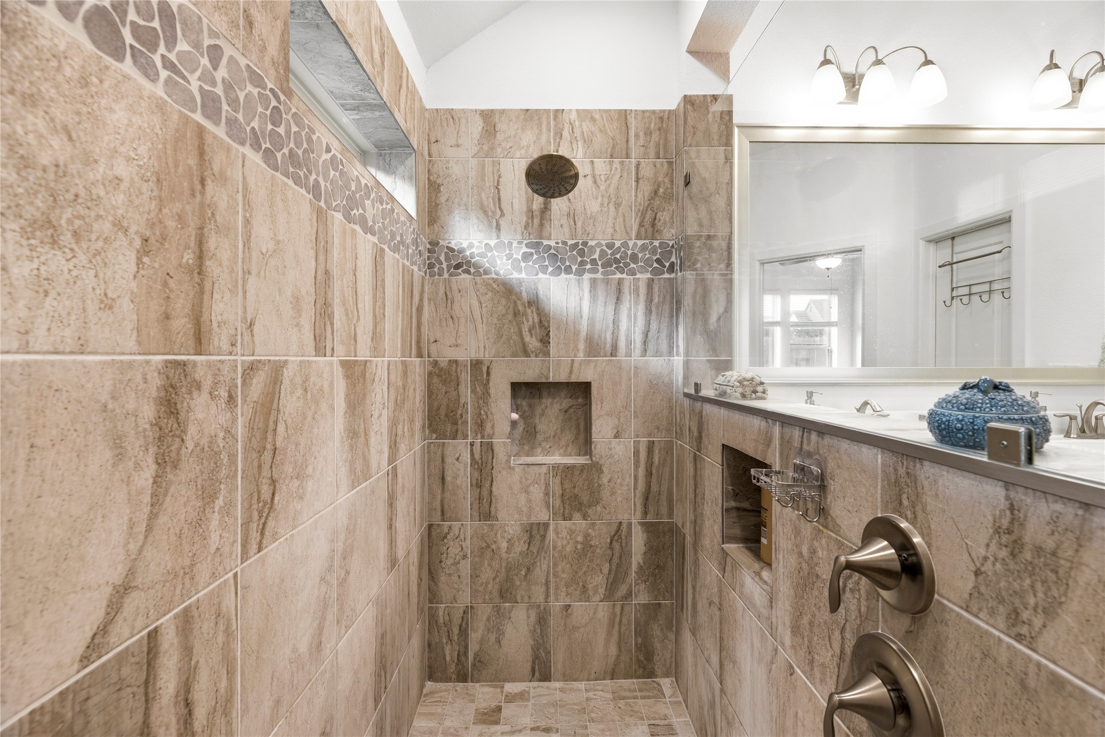 Walk-in super shower.