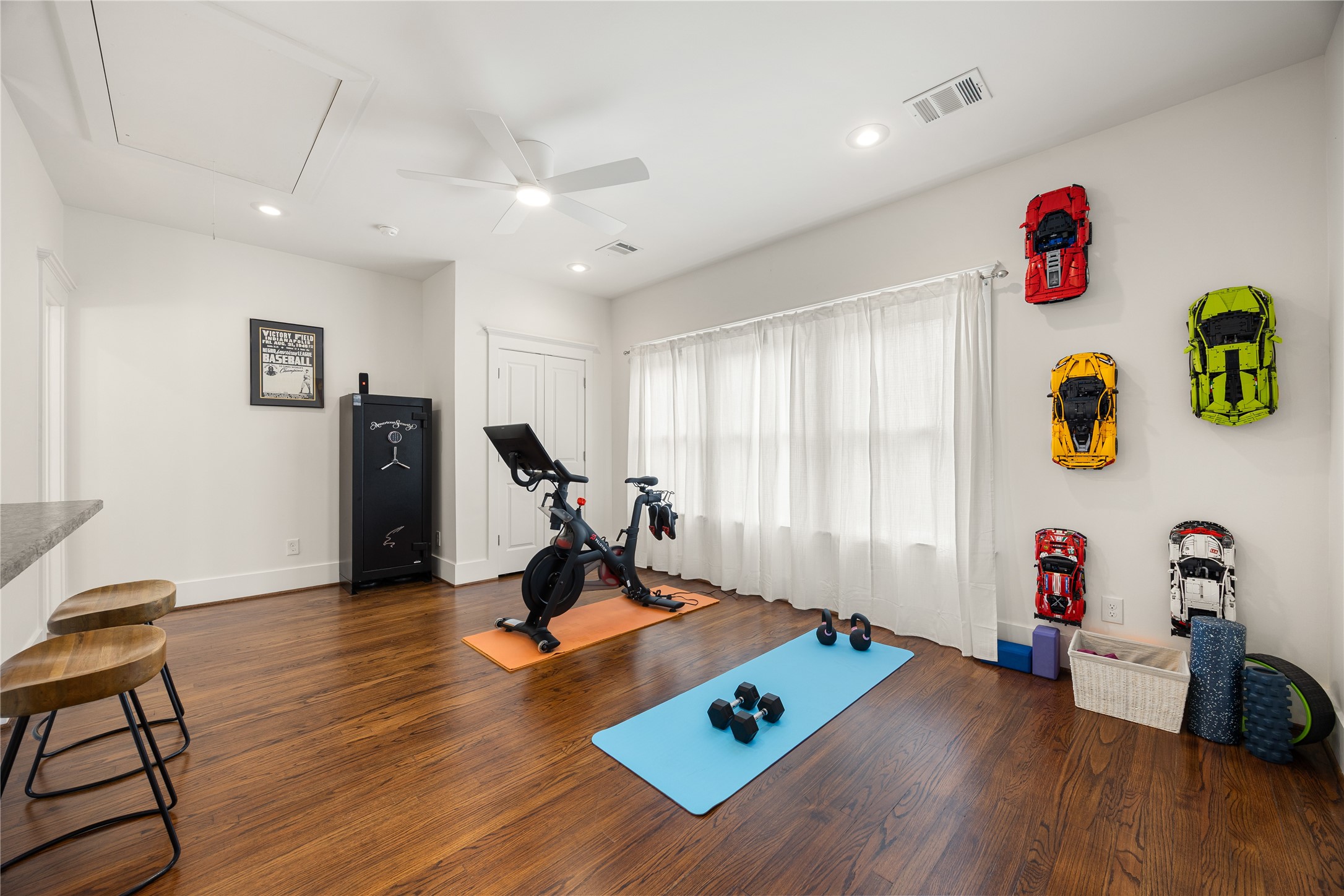 Spacious detached apartment provides a versatile retreat with hardwood floors, natural light & a full kitchen.