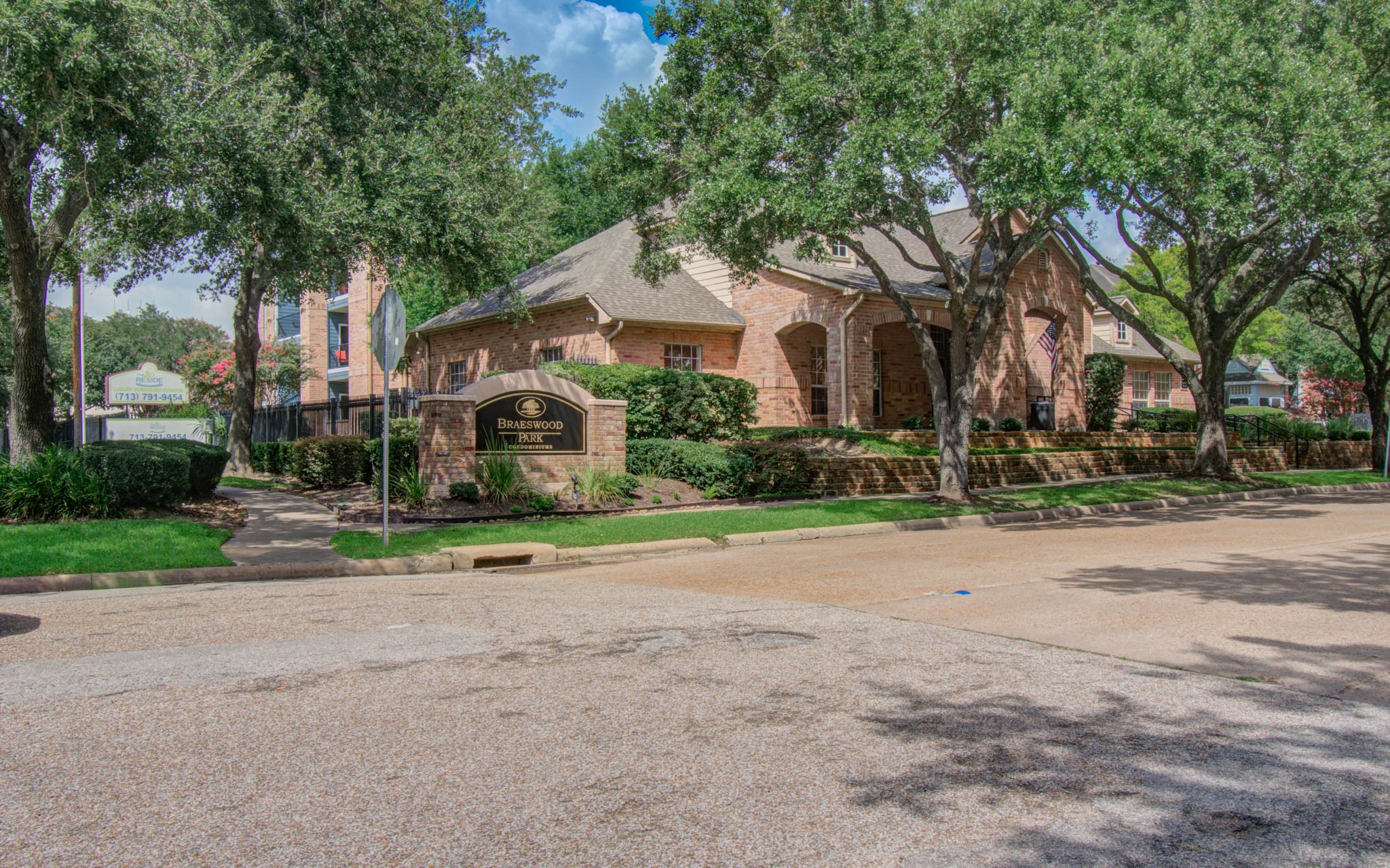 Braeswood Park Condo Community entrance Braeswood Park Condo Community entrance