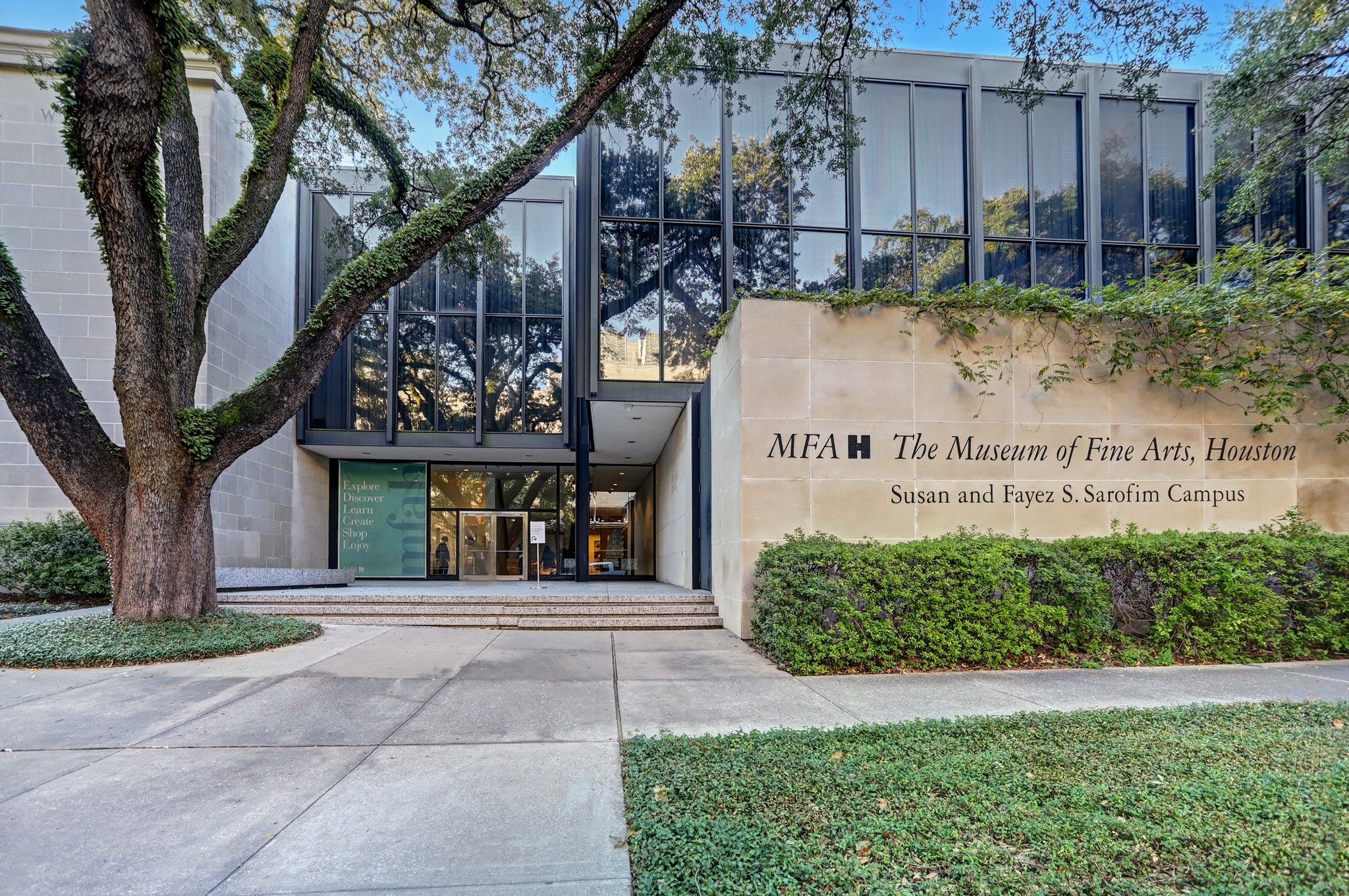 Renowned museums and architectural landmarks sit nearby, bringing art, exhibitions, and cultural programming within easy reach.