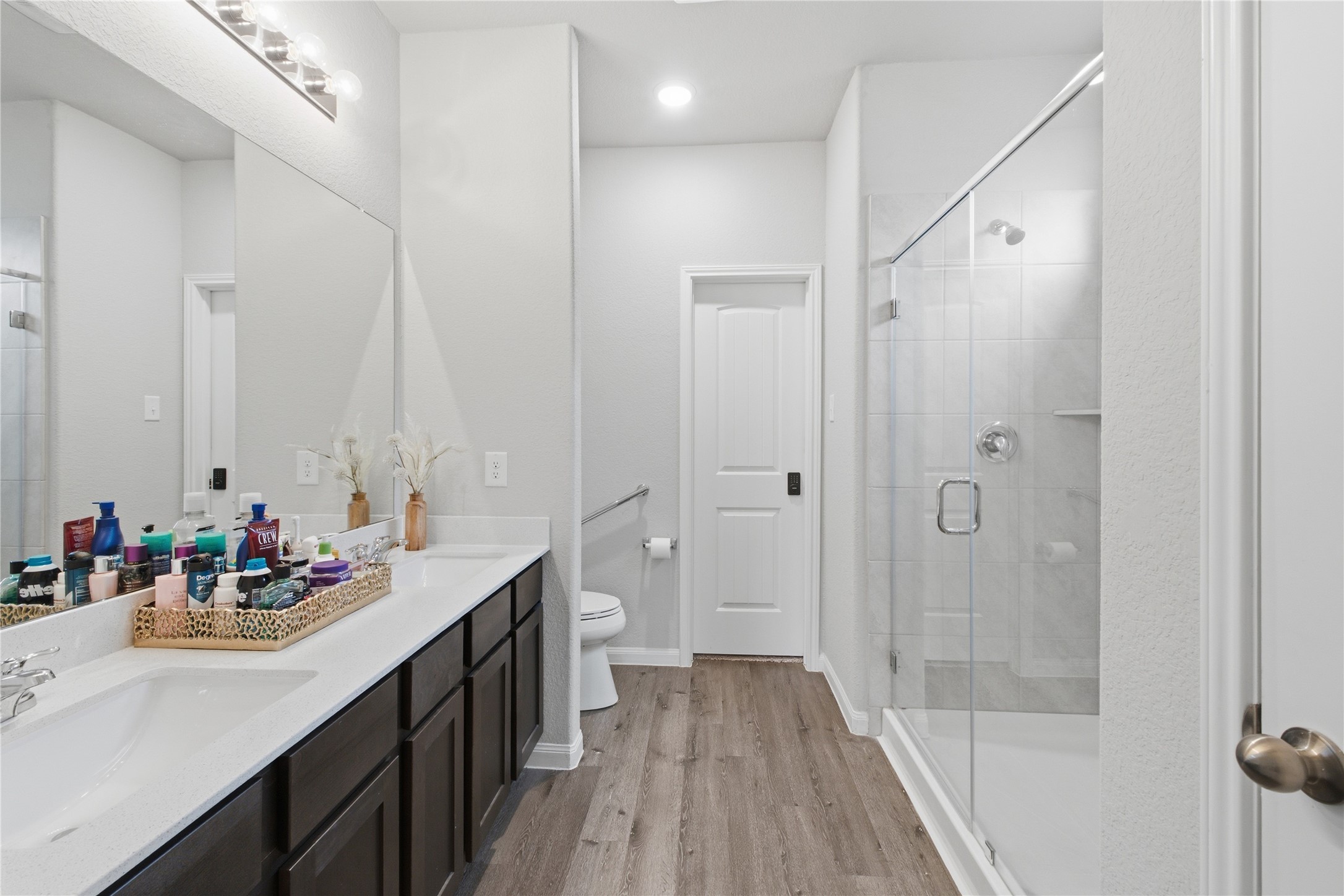 Primary bathroom. Doble Sink, oversize shower.