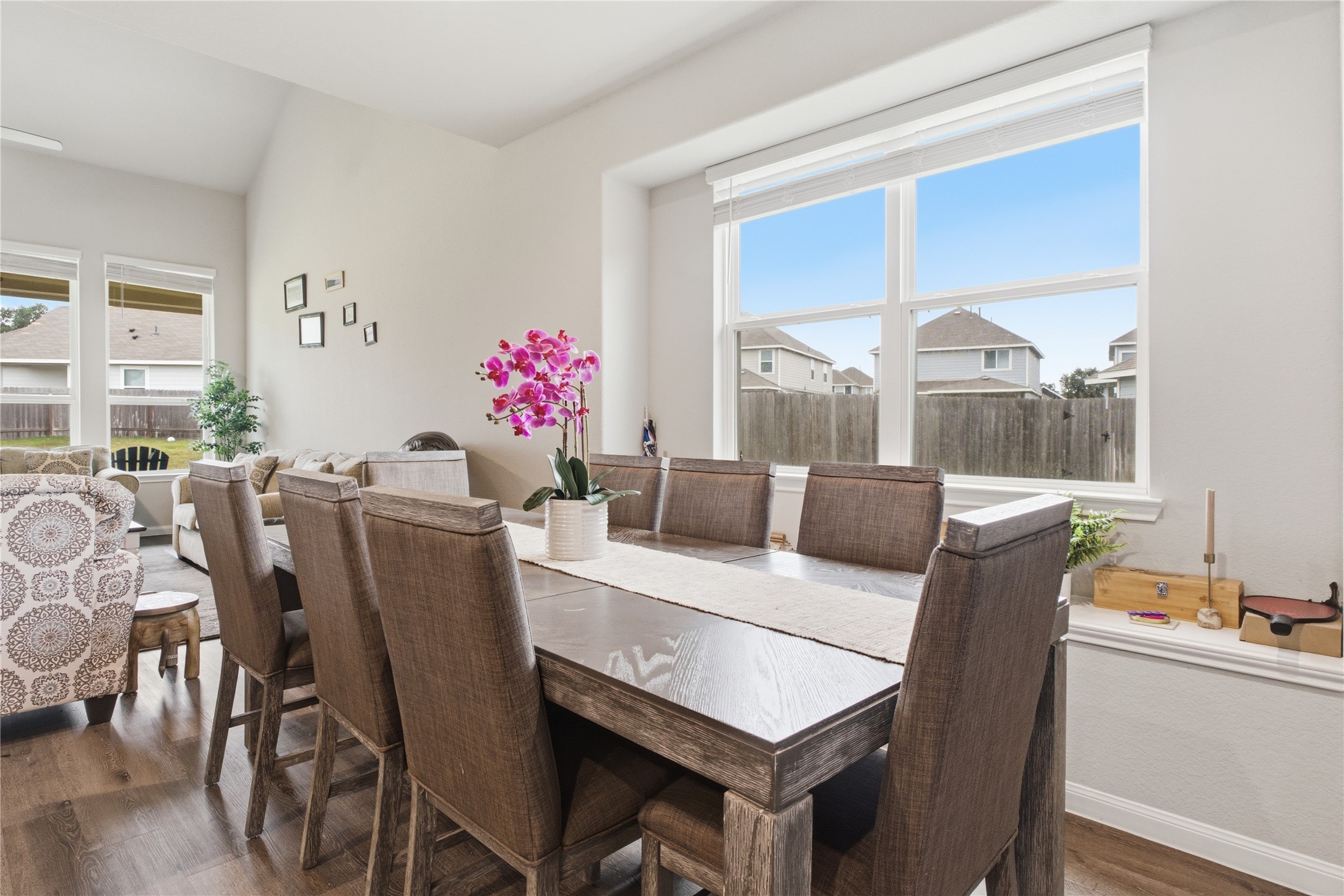 Natural Light. Dinning area upgraded with bay window. Natural Light. Dinning area upgraded with bay window.