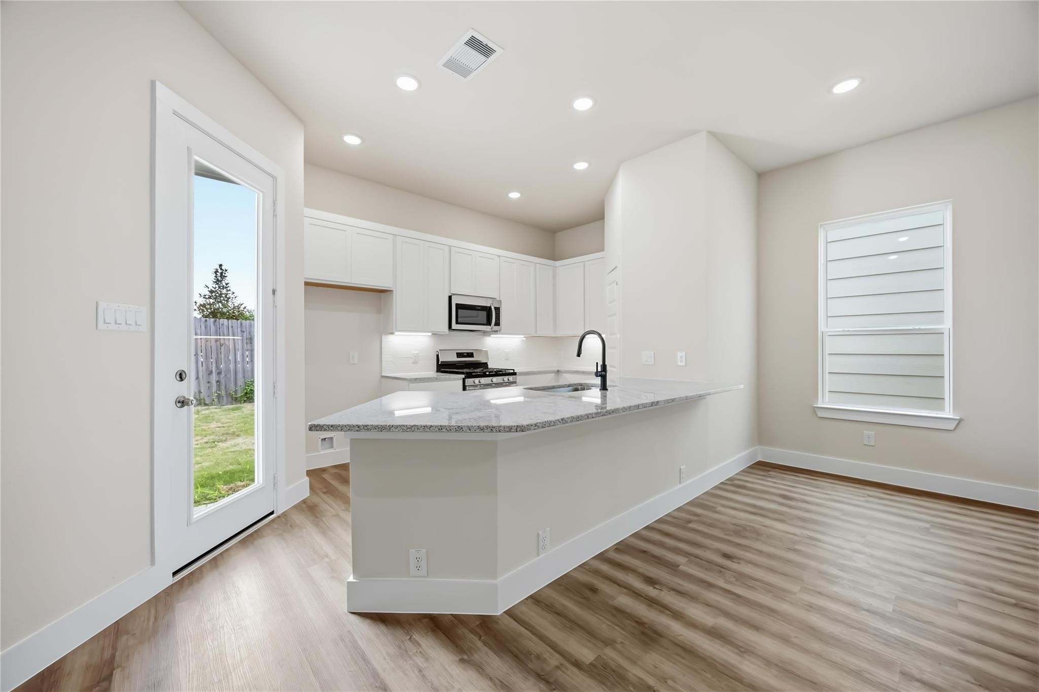 Beautifully appointed kitchen