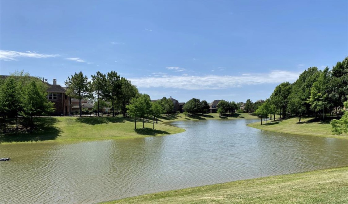 Beautiful lakes and water features add to the charm of Shadow Creek Ranch! This picturesque pond features a decorative fountain, gently sloping grassy banks & attractive homes in the distance. The community's scenic green spaces and water features provide inviting surroundings for outdoor enjoyment.