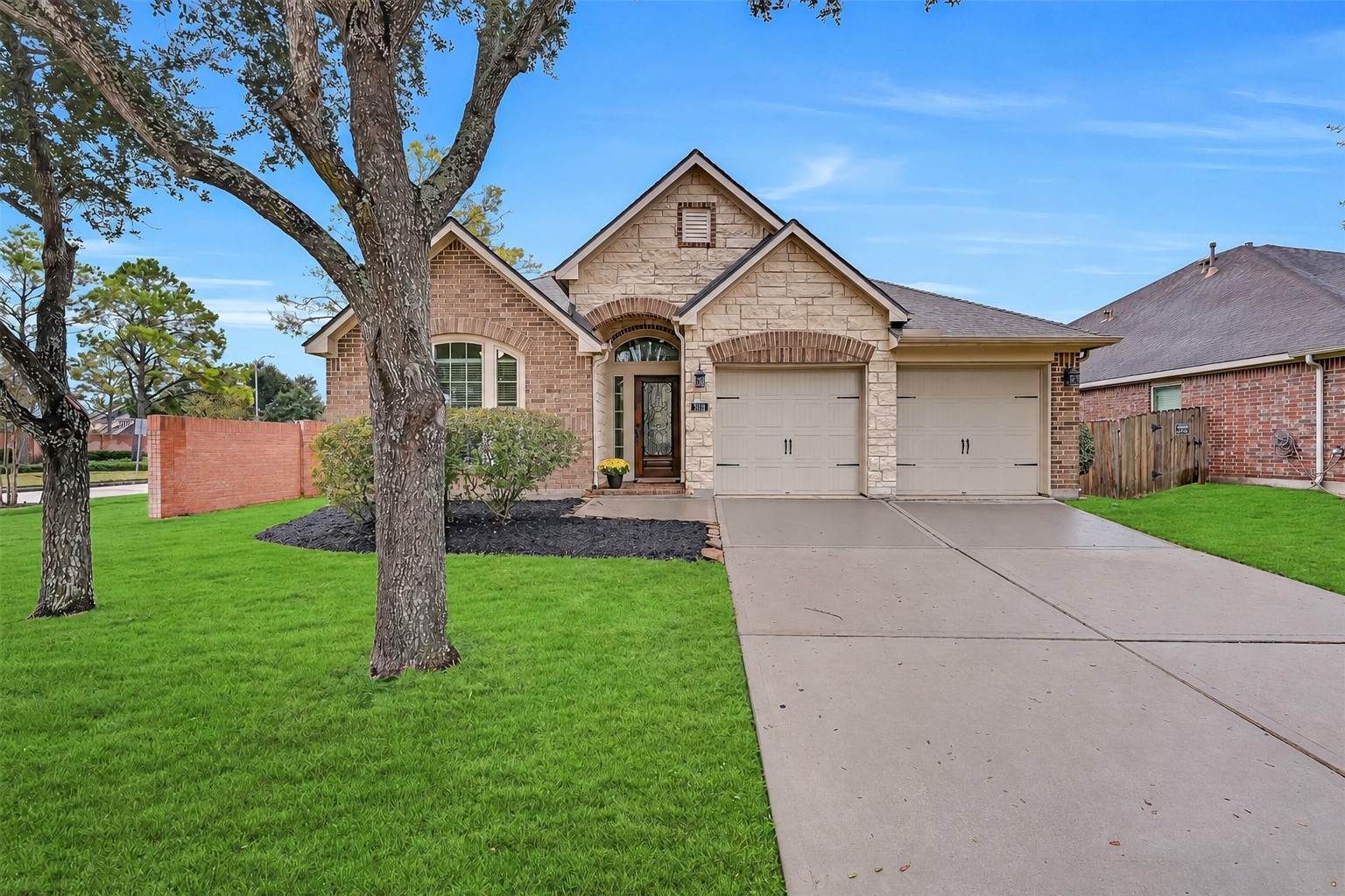 Welcome to 2818 Silhouette Bay Drive in Pearland's desirable Shadow Creek Ranch! This original-owner Perry home boasts a striking brick & stone elevation, mature shade trees, fresh landscaping & a desirable corner lot along a cul-de-sac street. All 4 bedrooms are conveniently located on one level!