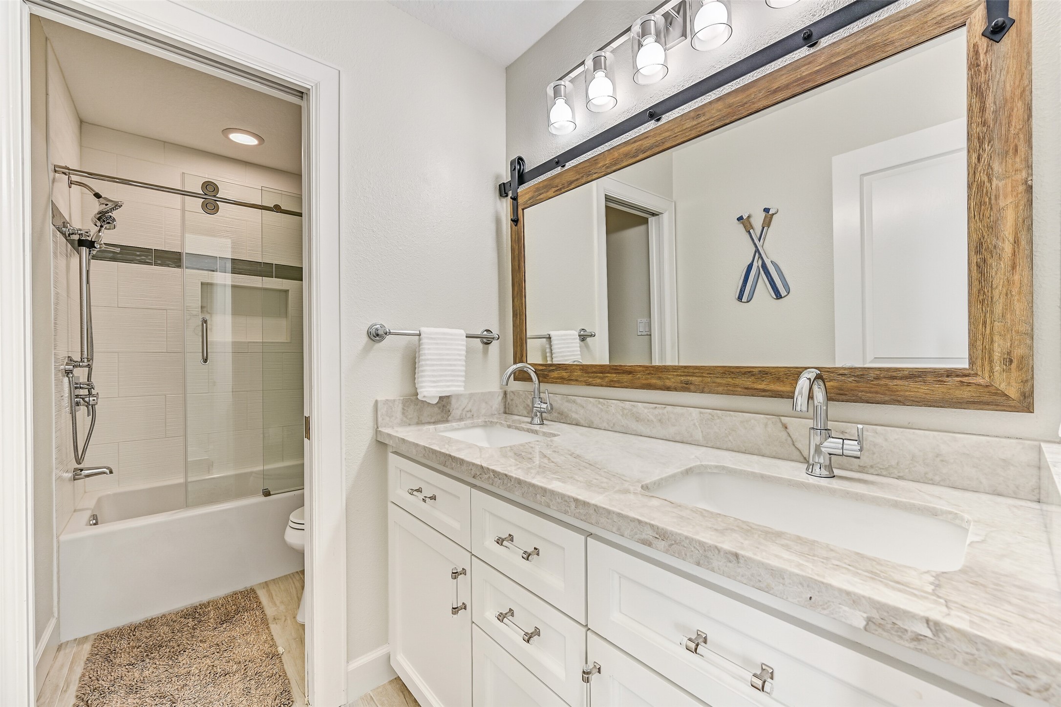 The shared bathroom located conveniently between both guest bedrooms