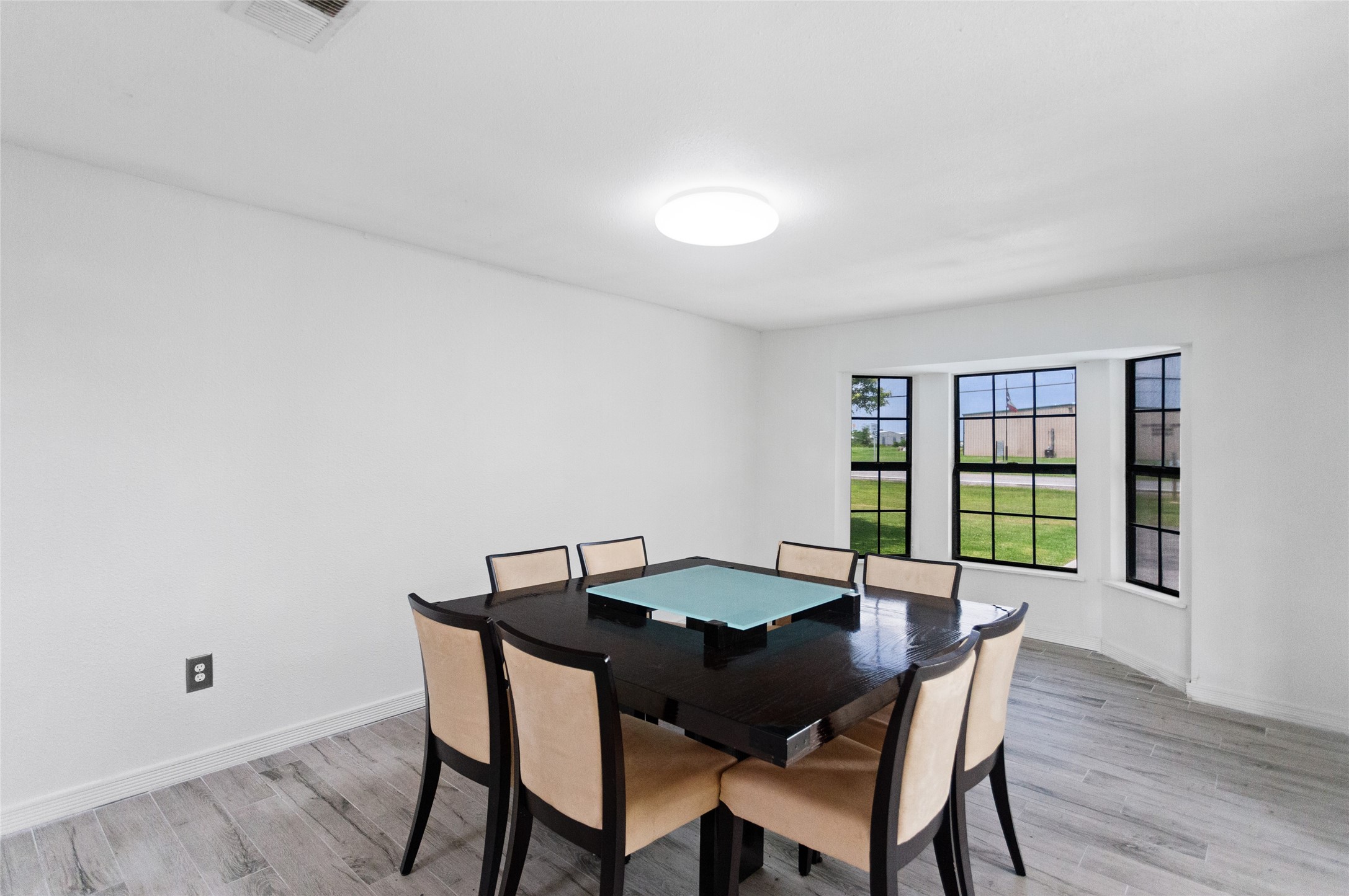 Bright and inviting formal dining room filled with natural light from bay windows! Bright and inviting formal dining room filled with natural light from bay windows!