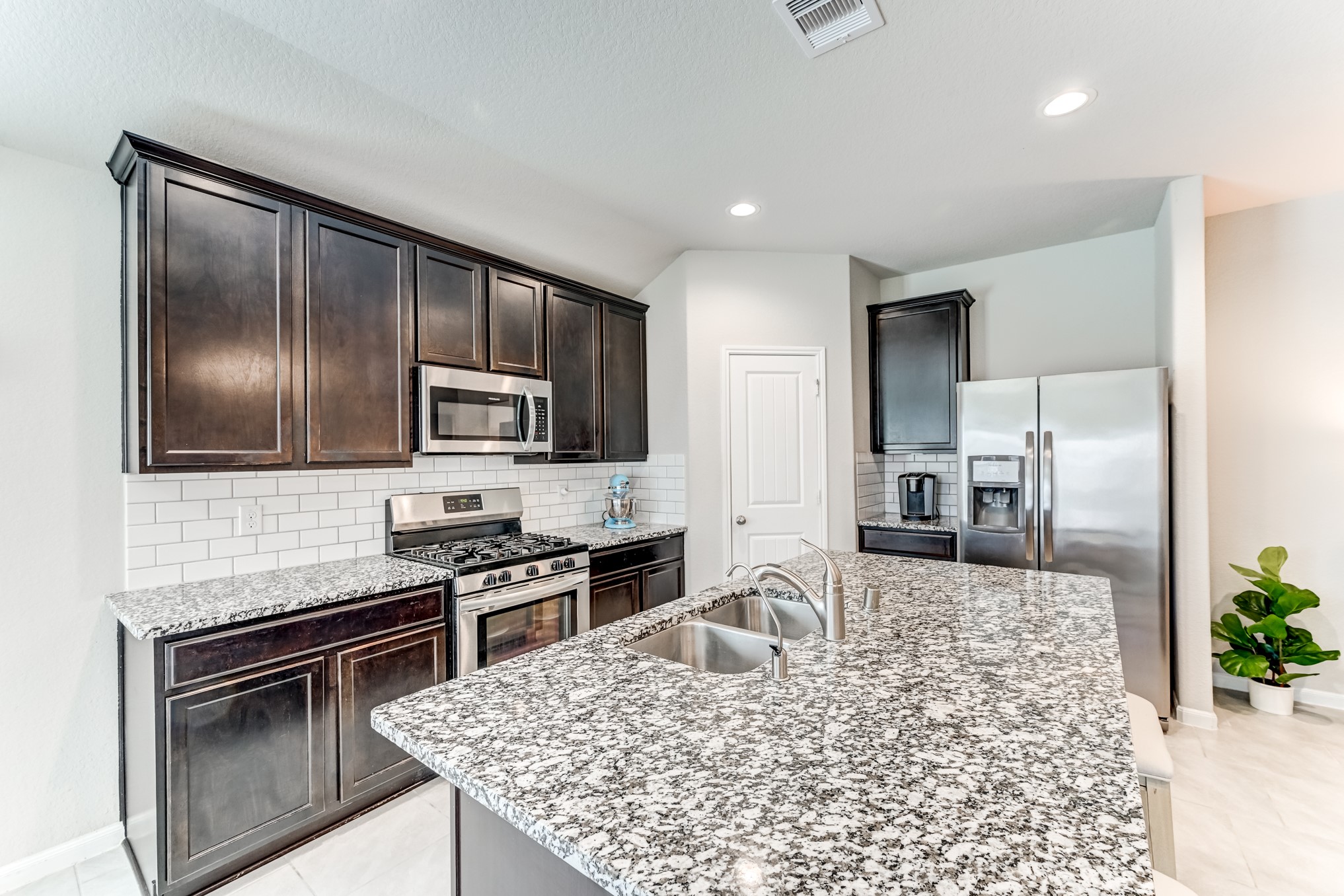 Kitchen with large island