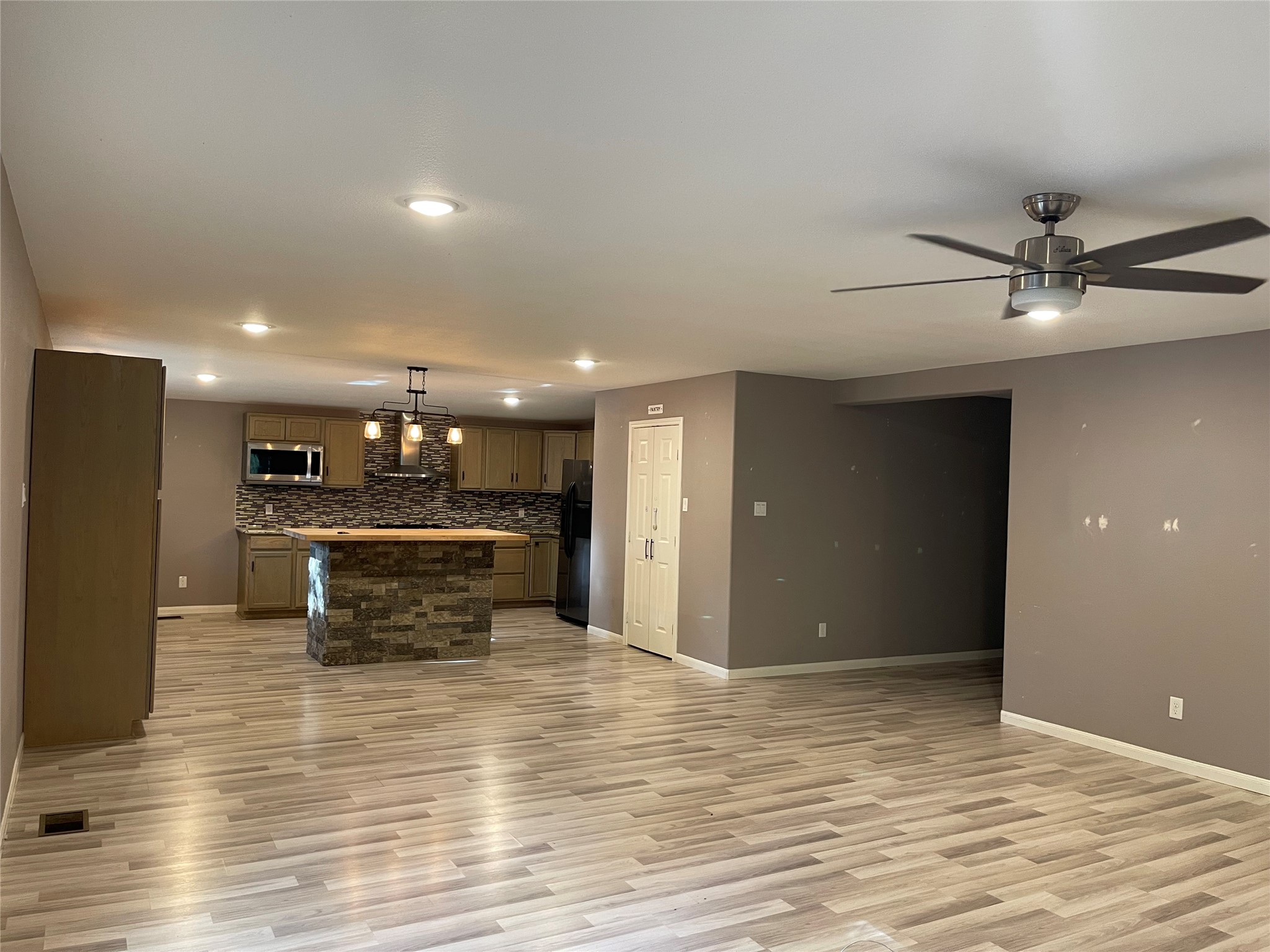 LIVINGROOM LOOKING INTO KITCHEN