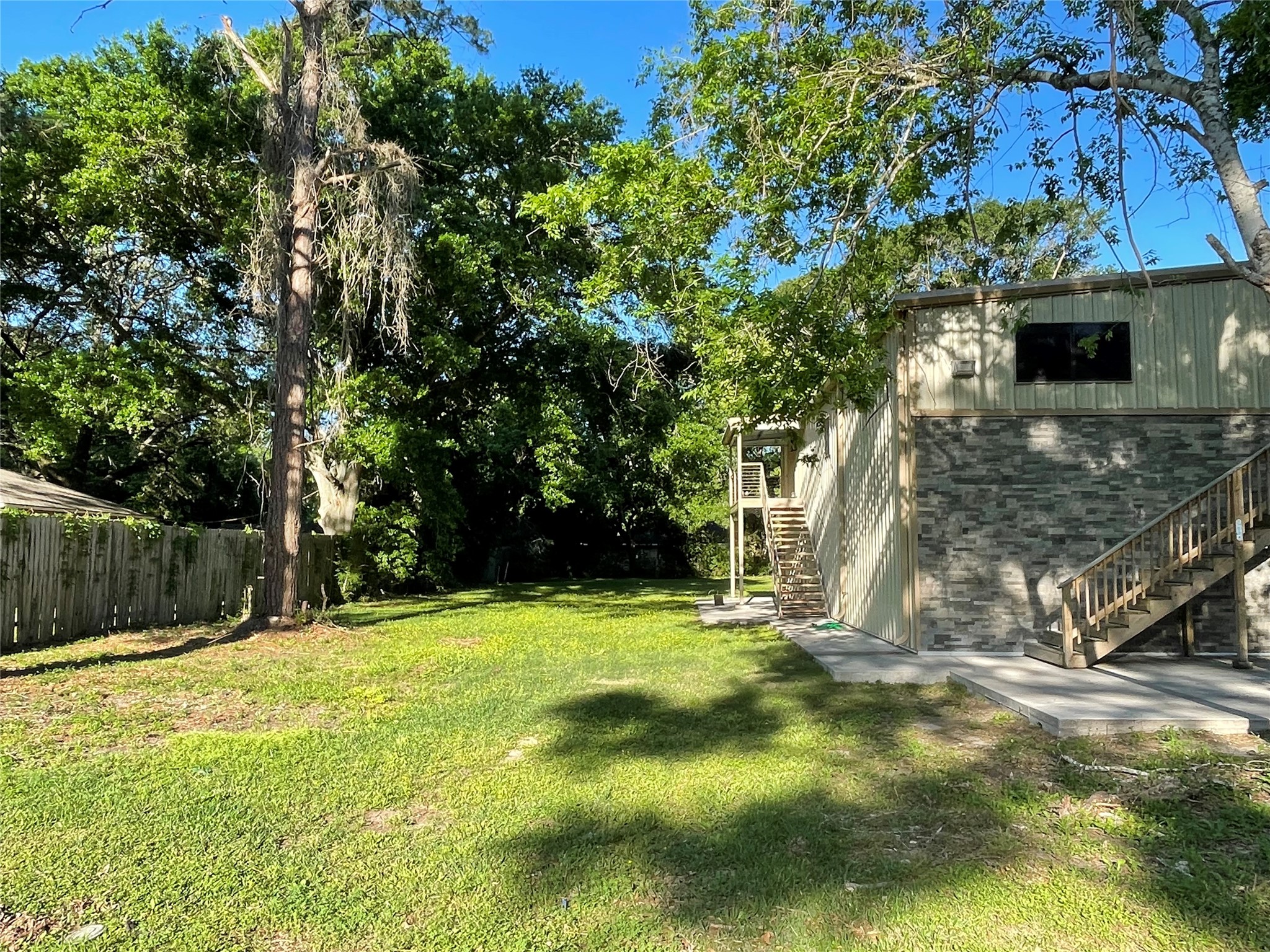 SIDE YARD, GREAT FOR ENTERTAINING SIDE YARD, GREAT FOR ENTERTAINING