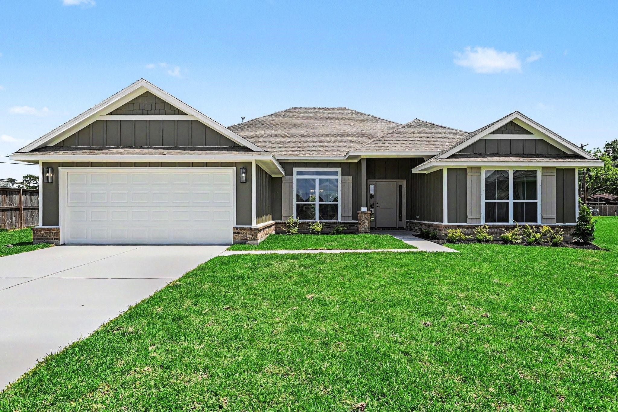 10 Greystone Court, Angleton, TX 77515