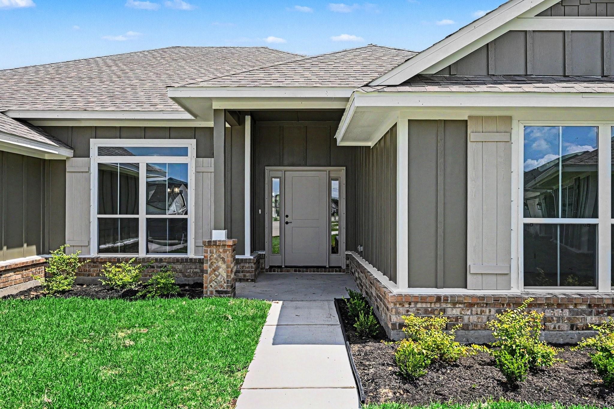 10 Greystone Court, Angleton, TX 77515