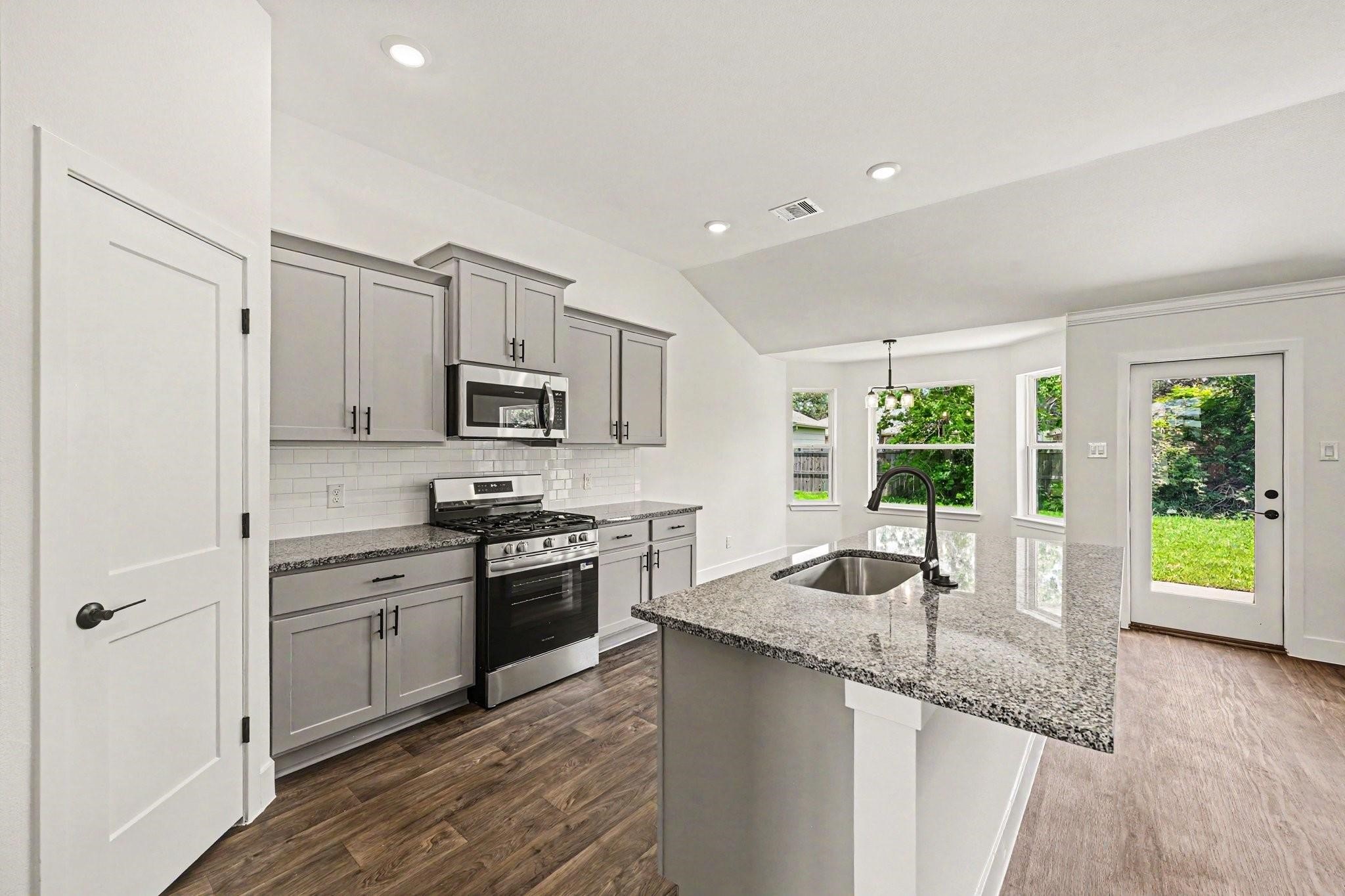 10 Greystone Court, Angleton, TX 77515
