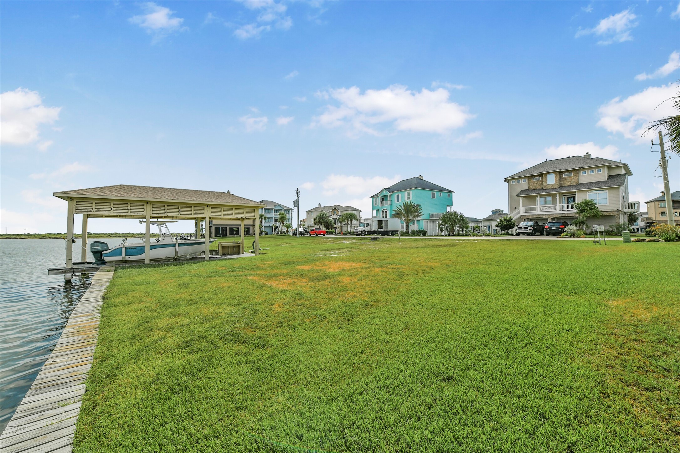 HarborWalks distinctive coastal architecture and waterfront surroundings create an inviting neighborhood setting. Build a home that complements the community while making the most of your canal front location.