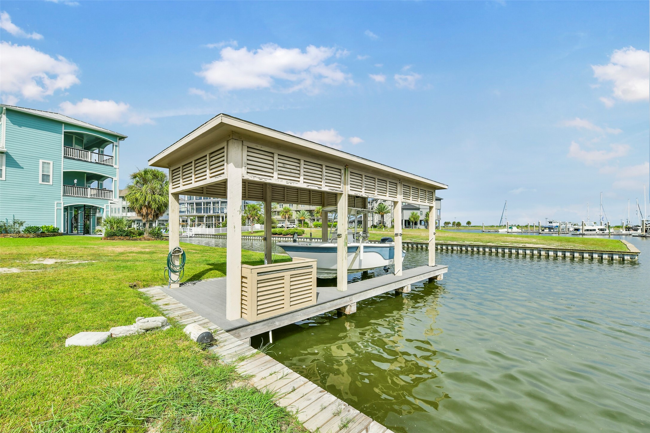 From the marina and waterways to the community amenities, HarborWalk offers much more than a place to build. It is an opportunity to create a lifestyle centered around the water, boating and the Texas Gulf Coast.