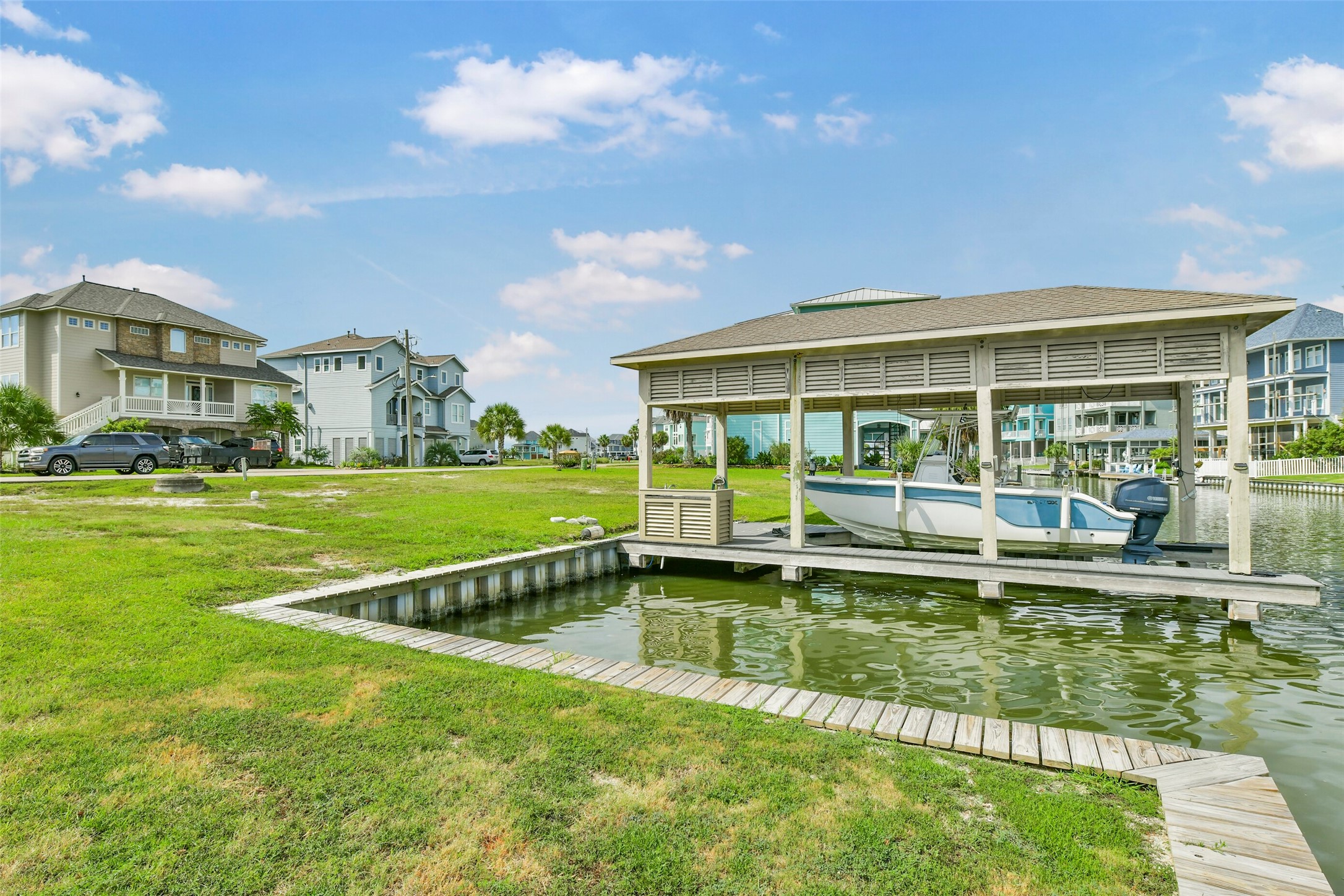 The included covered boatlift puts boating and fishing right outside your future home. With electricity and a fish cleaning station already in place, you can start enjoying life on the water while planning your custom build.