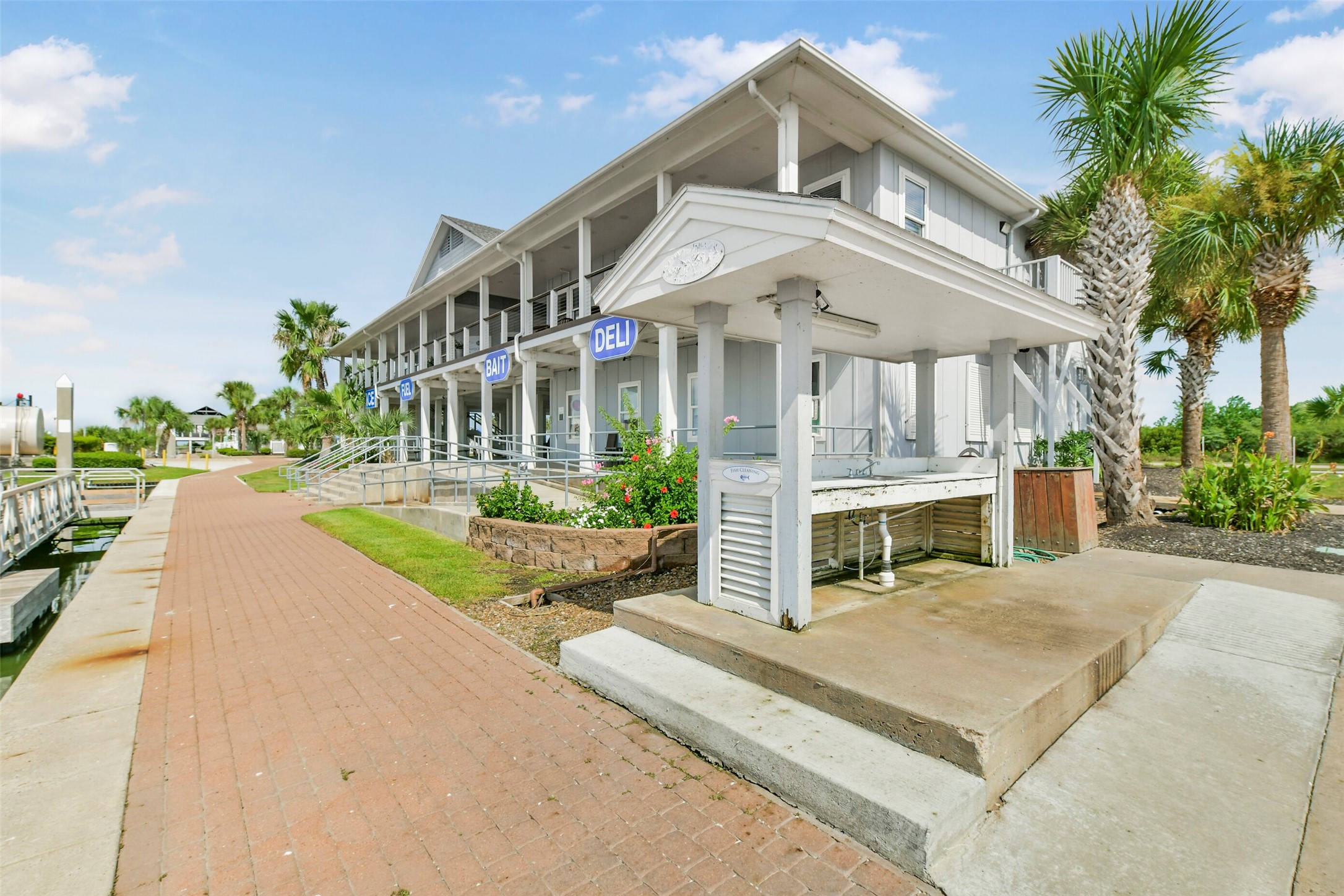 HarborWalk's marina area makes days on the water even easier, with boating amenities right within the community. From fishing trips to leisurely cruises, this is a neighborhood built around enjoying West Galveston Bay.