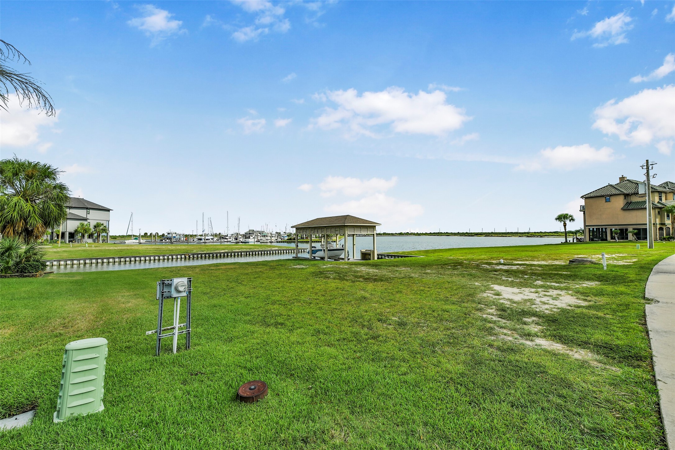 Picture your future home overlooking the canal with your boat waiting just outside. HarborWalk combines waterfront homesites with amenities created around boating, recreation and coastal living.