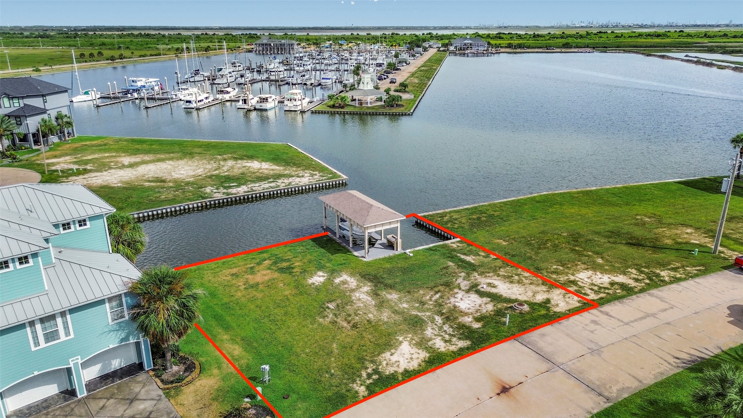 Positioned along the canal, this waterfront homesite puts boating right outside your future back door. Bring your own custom builder or explore HarborWalks preferred builder options.