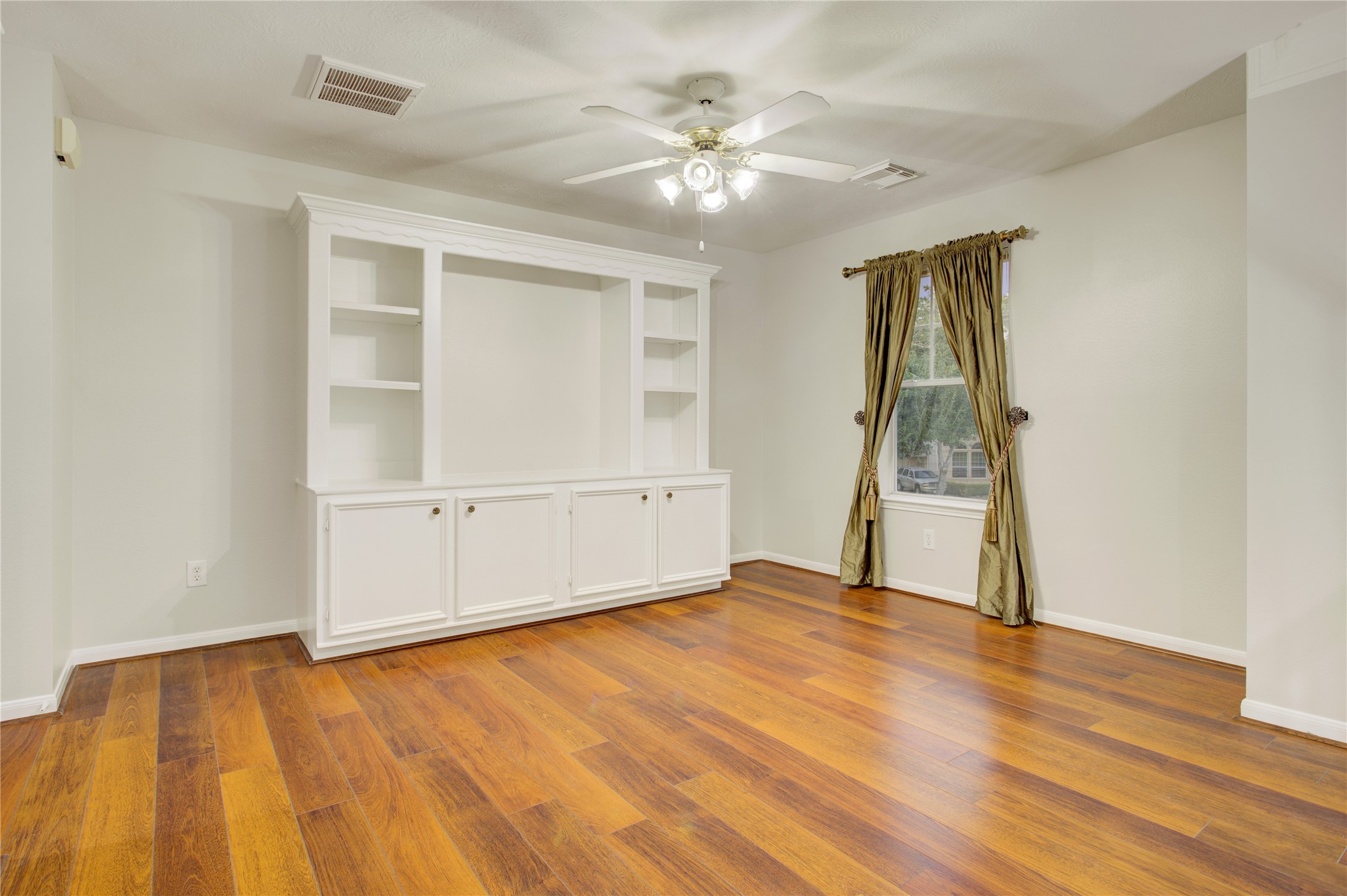 Game room with built-ins