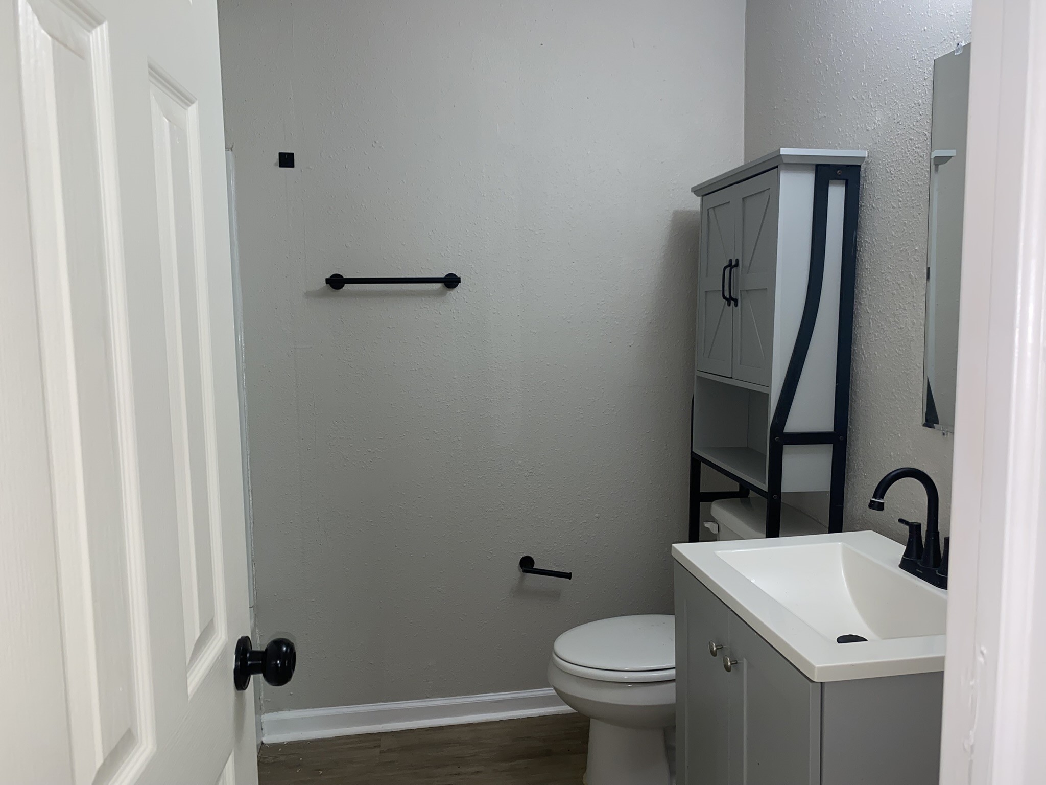 Prior photos; anticipated post-make-ready condition.