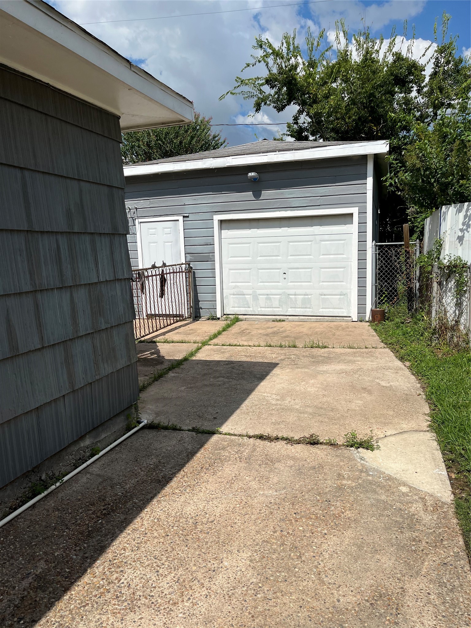 DETACHED GARAGE