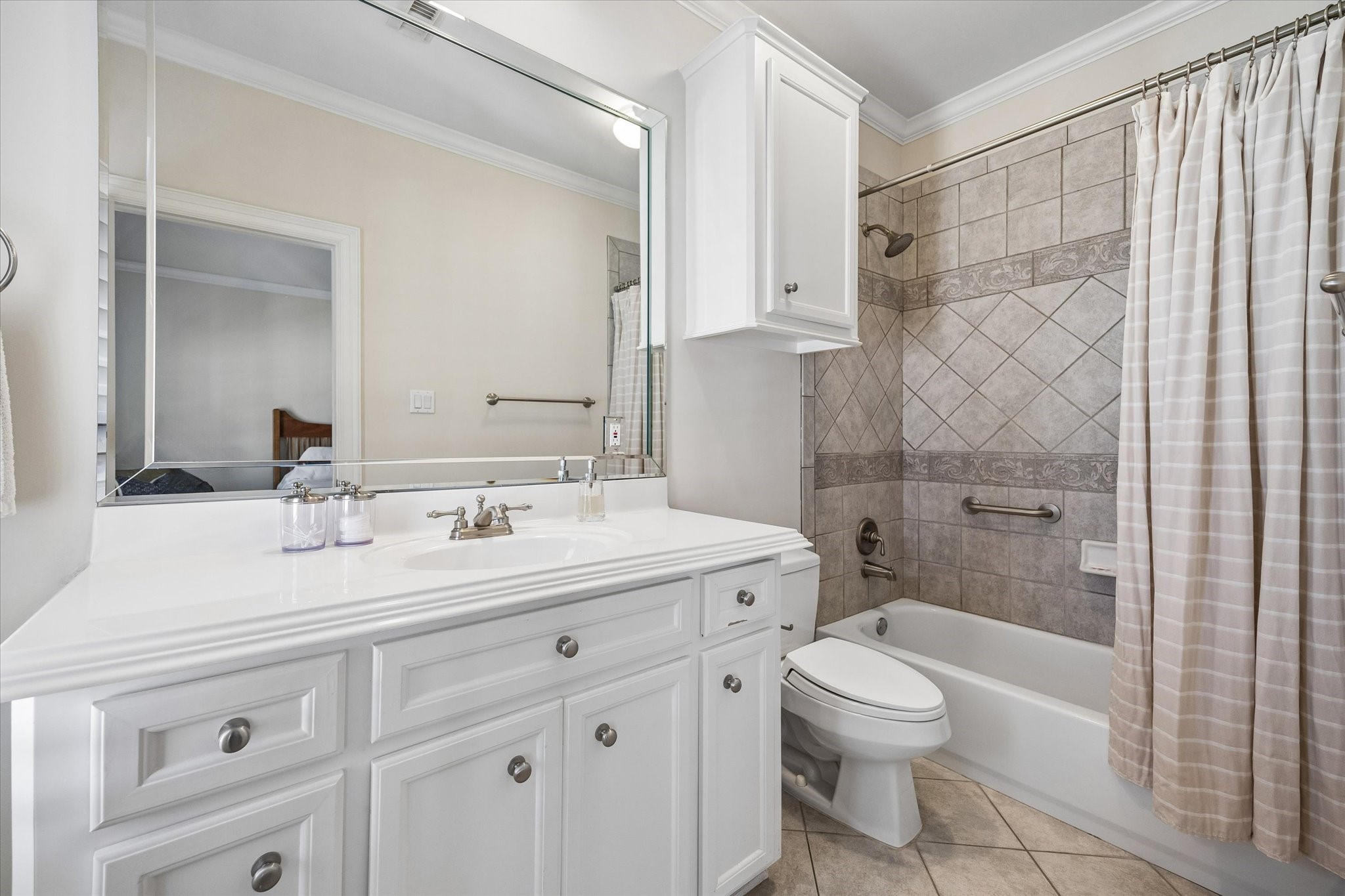Another view of the Secondary bath.