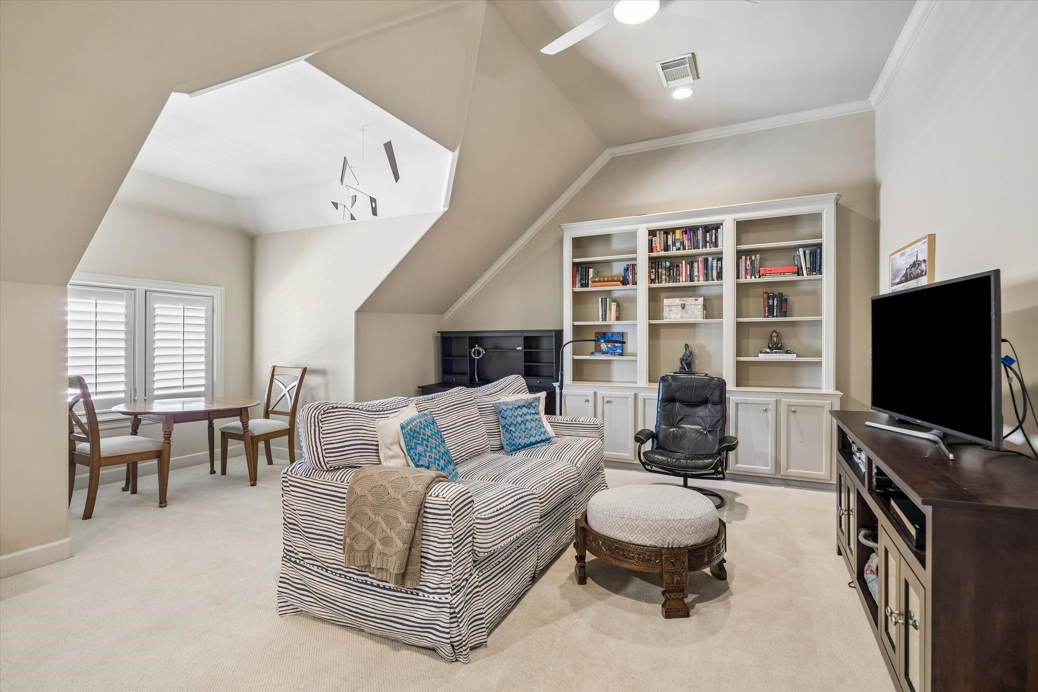 Love this private retreat on the 3rd floor!  Kitchenette & full bath!