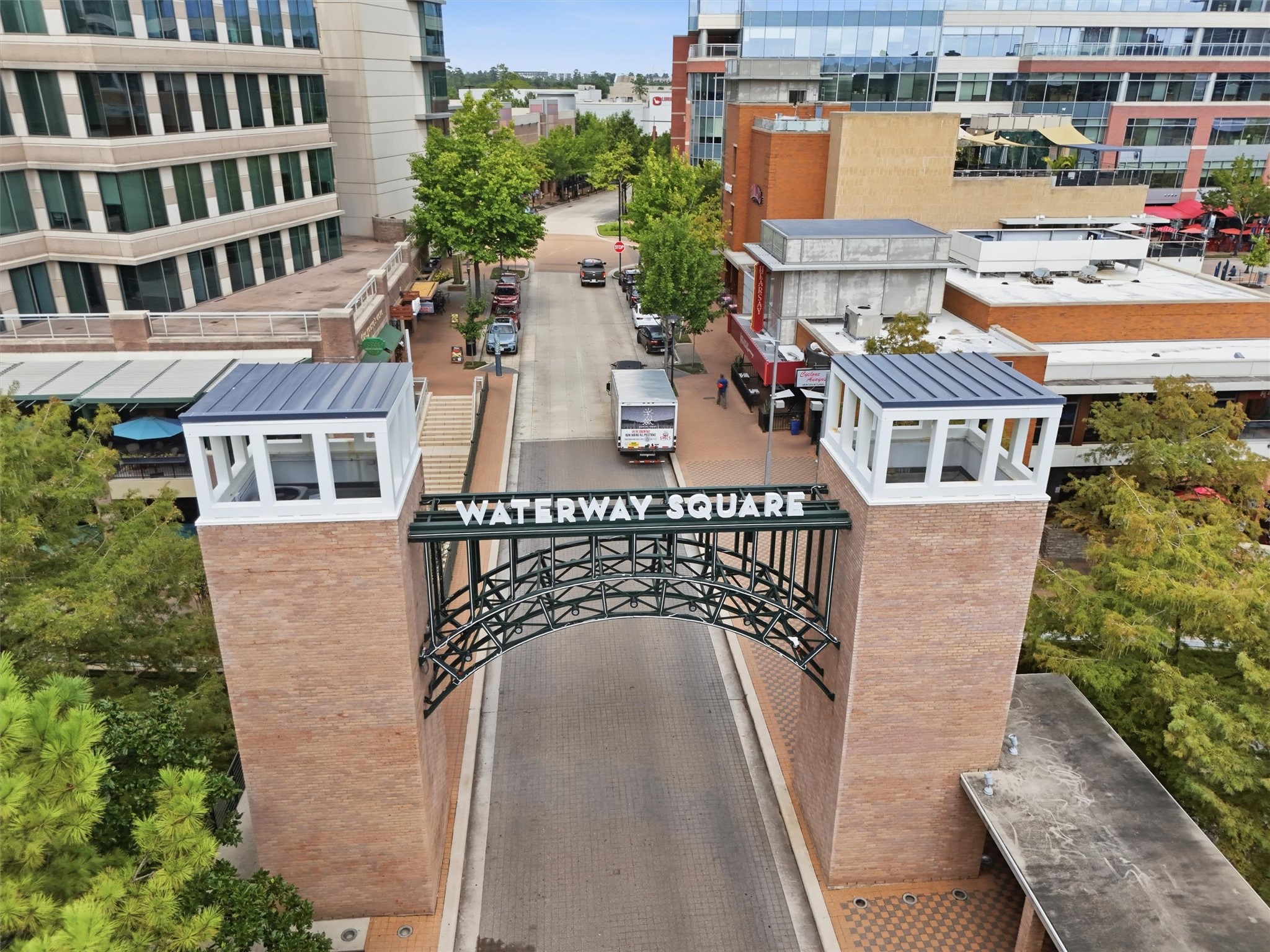 Experience the vibrant Waterway lifestyle with nearby dining, entertainment, and scenic pedestrian pathways.