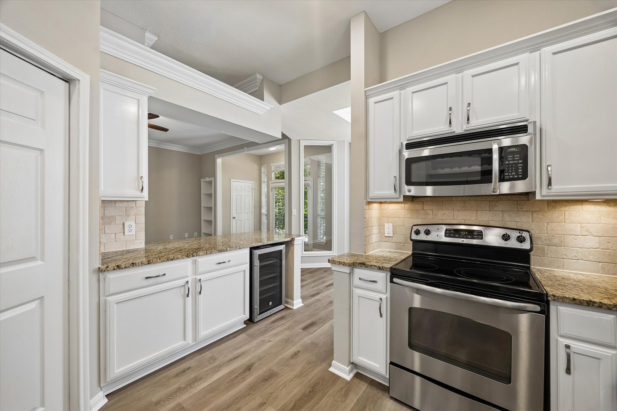 This beautiful 2 bedroom/2 bathroom Apt comes with a spacious kitchen, granite countertops & travertine backsplash. This beautiful 2 bedroom/2 bathroom Apt comes with a spacious kitchen, granite countertops & travertine backsplash.
