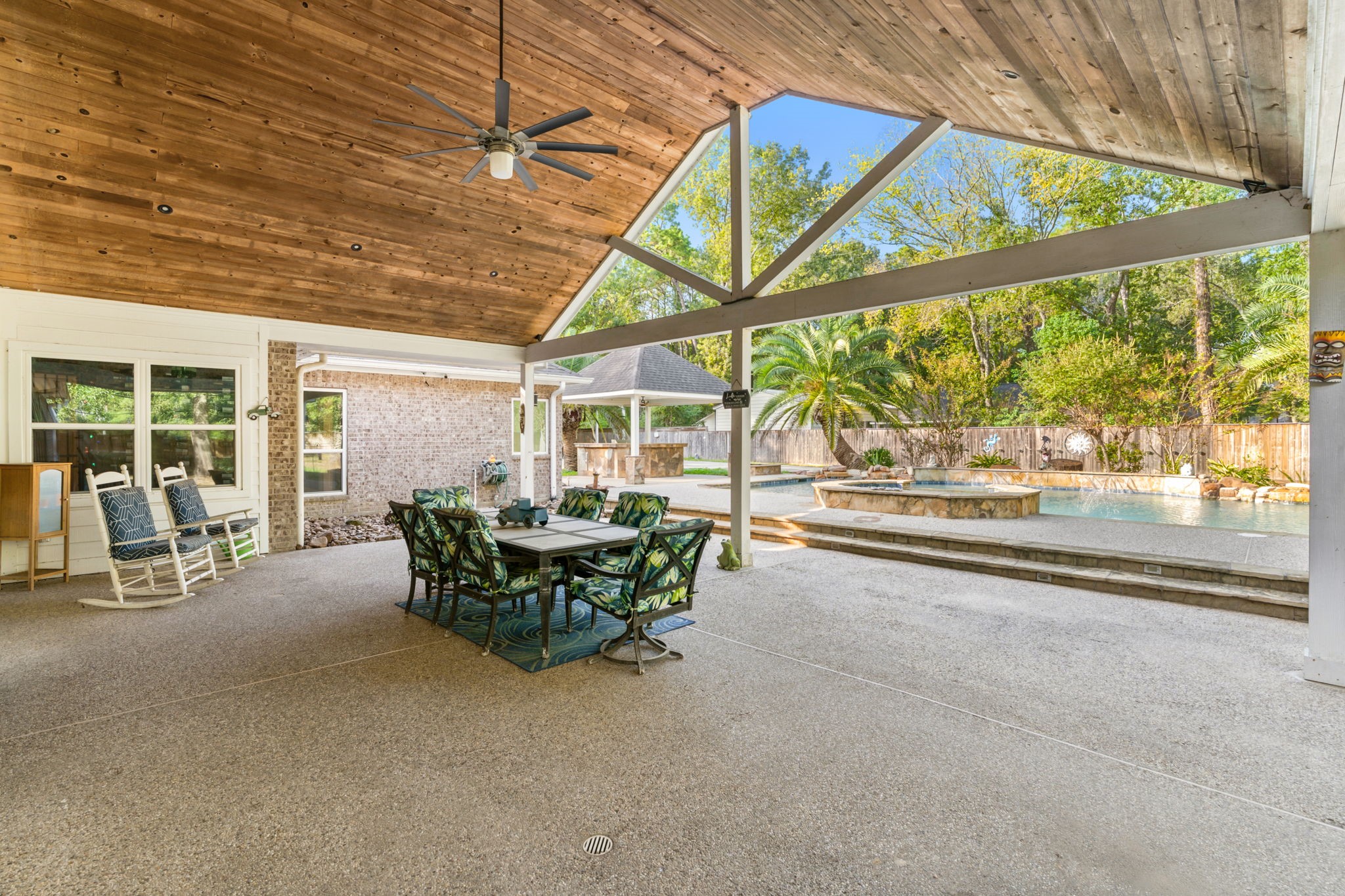 911 Winchester Bend, Huffman, TX 77336