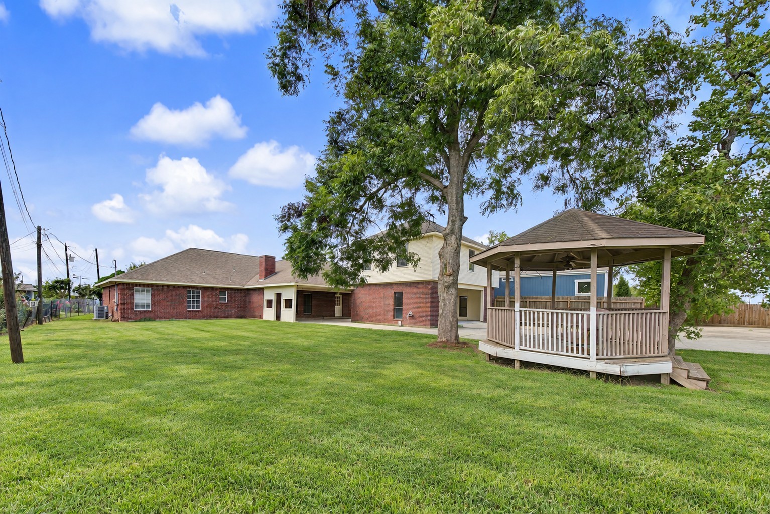 1411 /1411 1/2 Guadalupe ST, Stafford, TX 77477