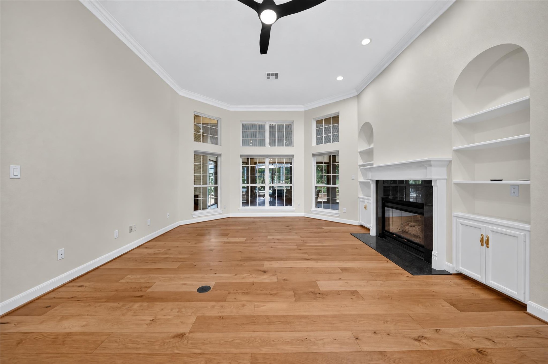 118 Waterfront Drive, Montgomery, TX 77356