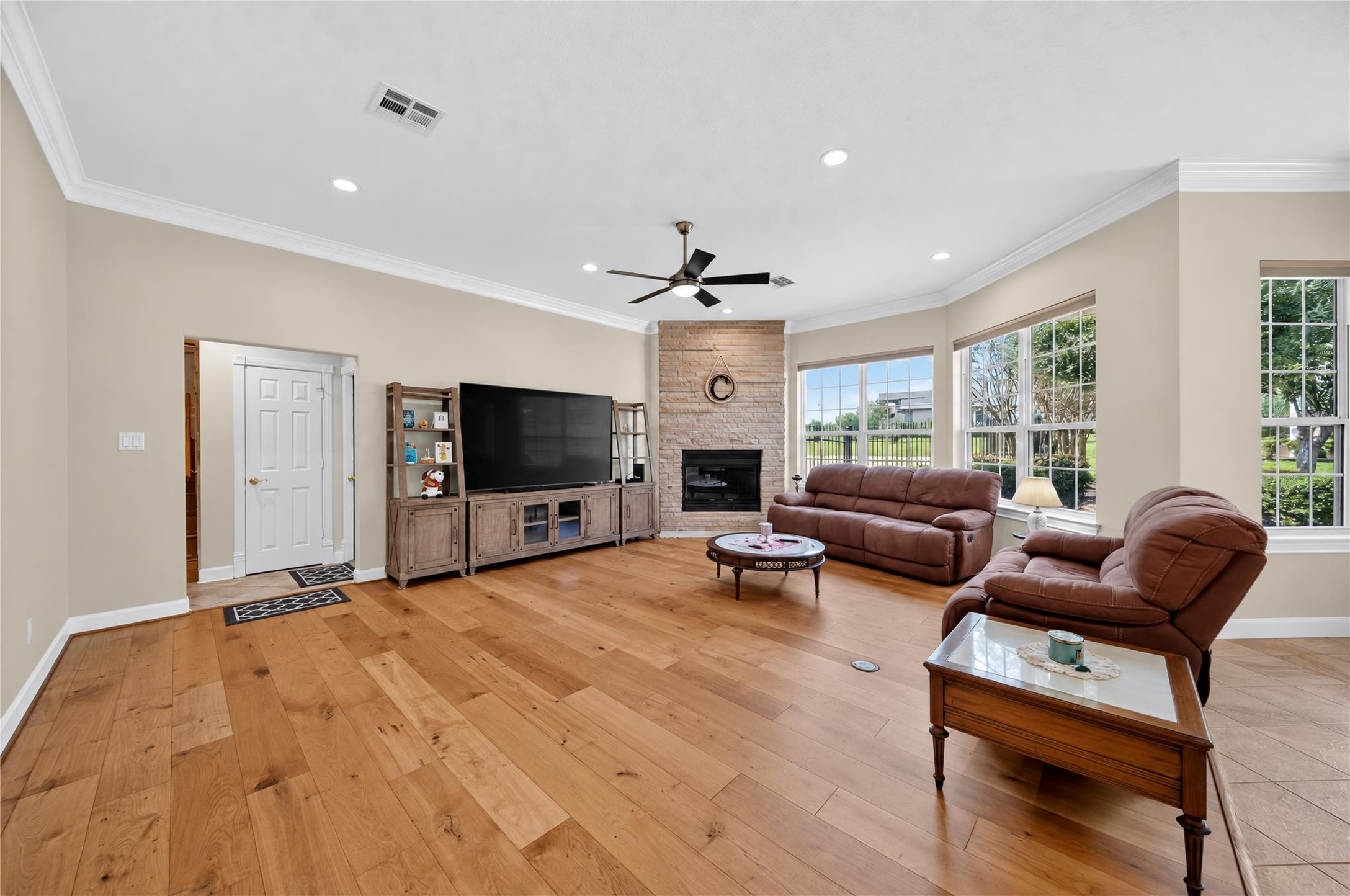 118 Waterfront Drive, Montgomery, TX 77356