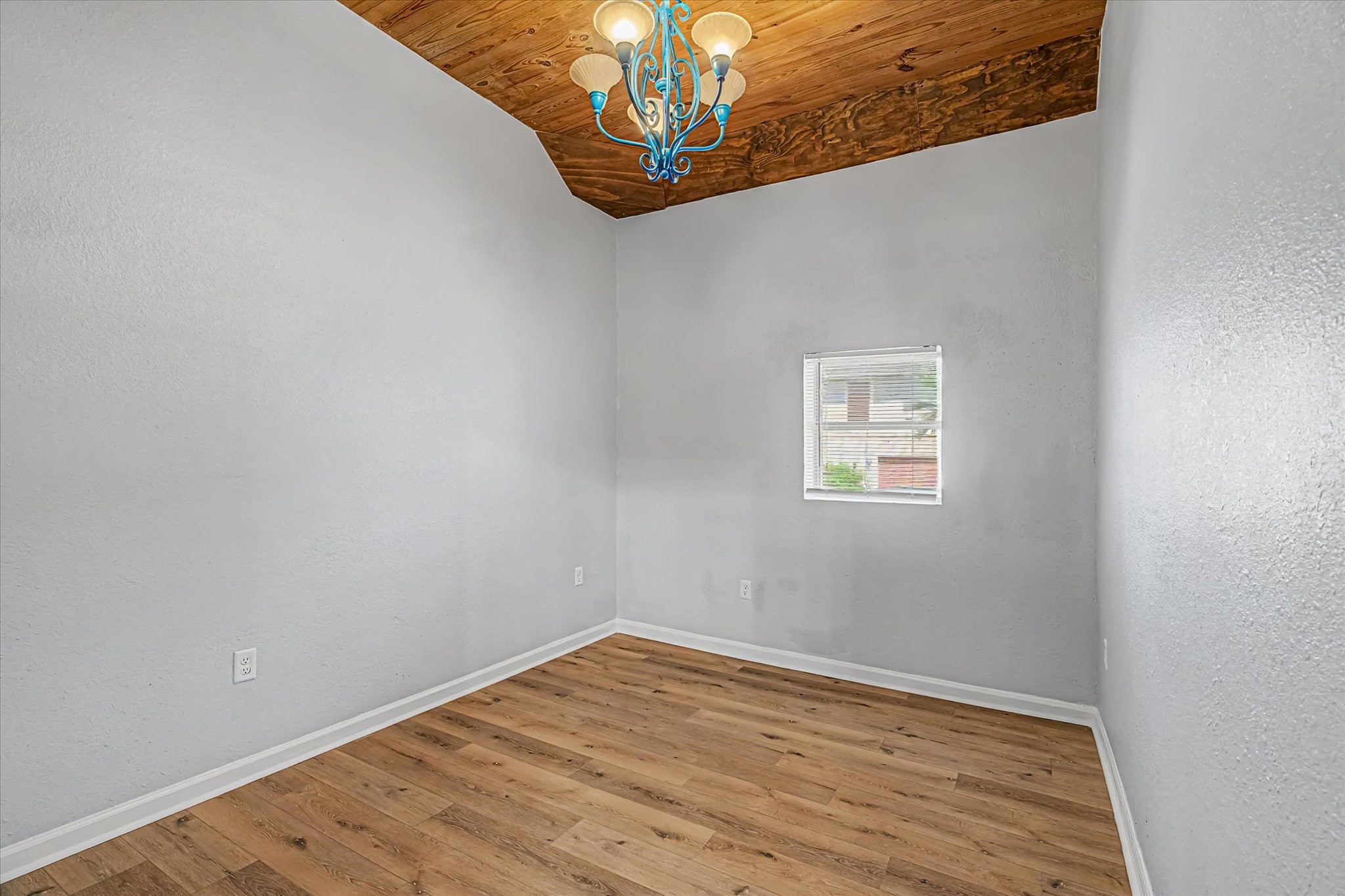 1st  Bedroom