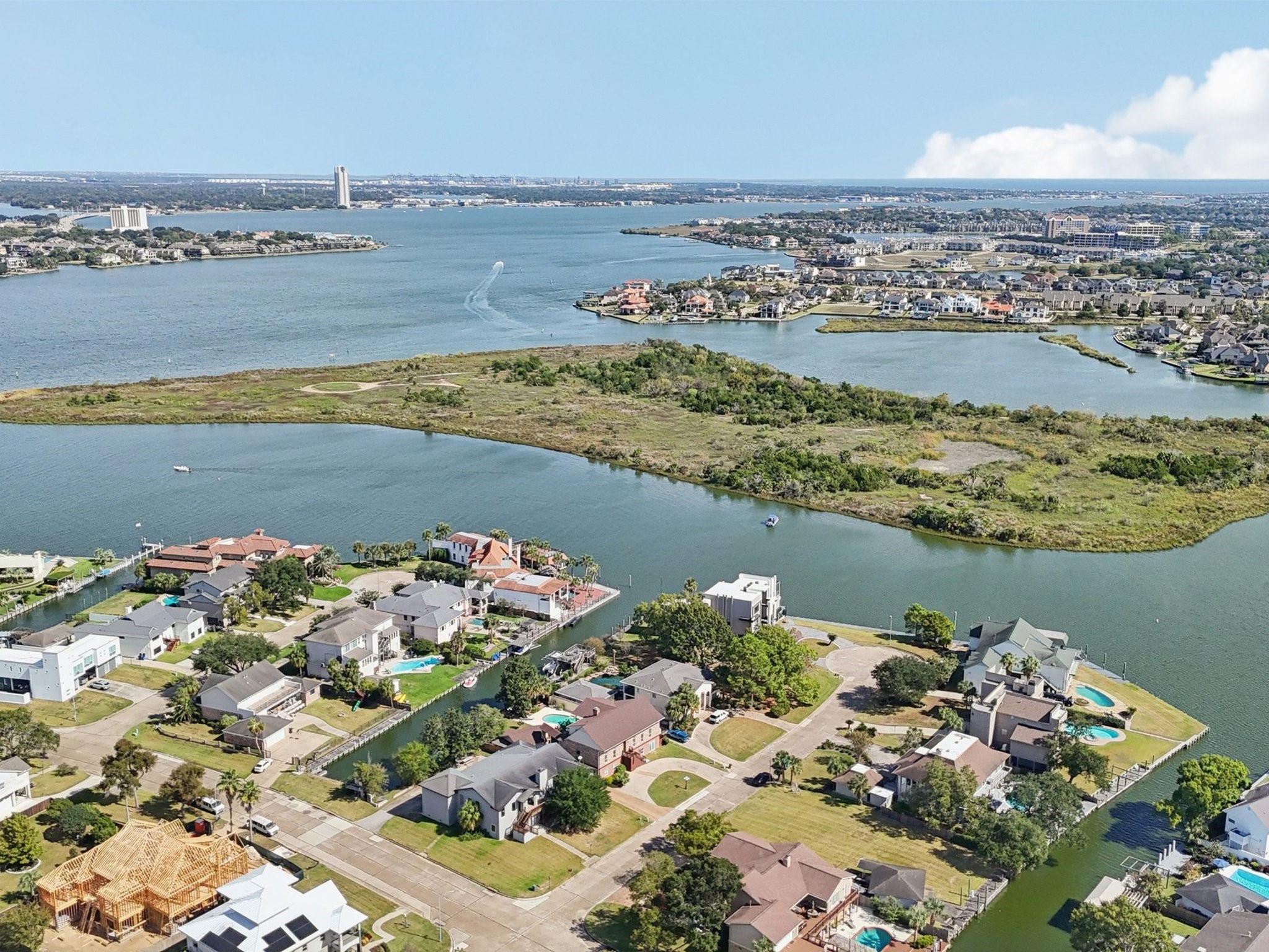 2007 Port Royal Drive, Nassau Bay, TX 77058