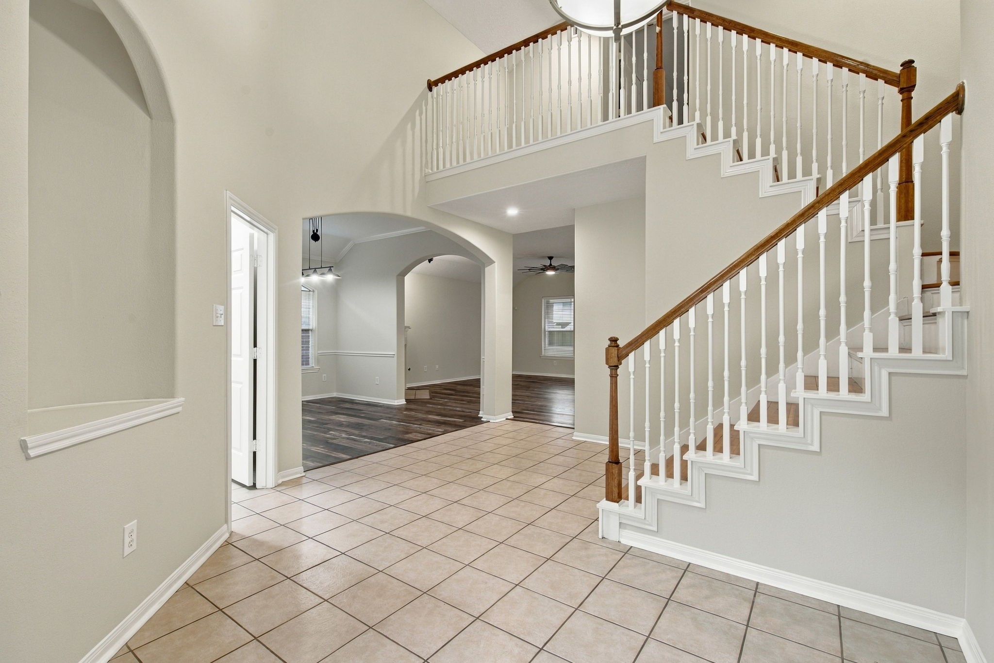 Inviting entry into this charming home. Inviting entry into this charming home.