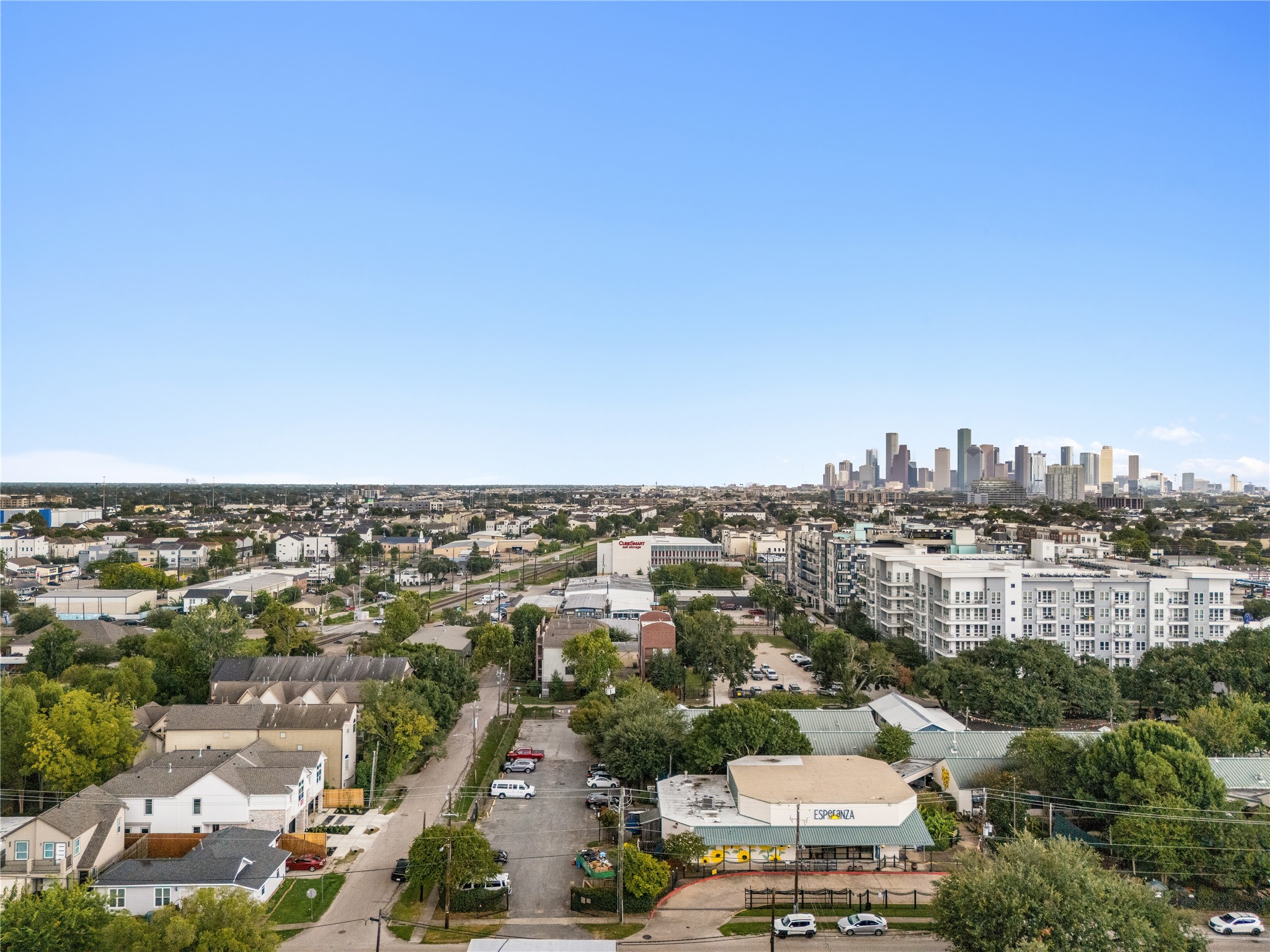 Panoramic city view  prime location backdrop showcasing clear proximity to the downtown skyline and surrounding urban hubs.