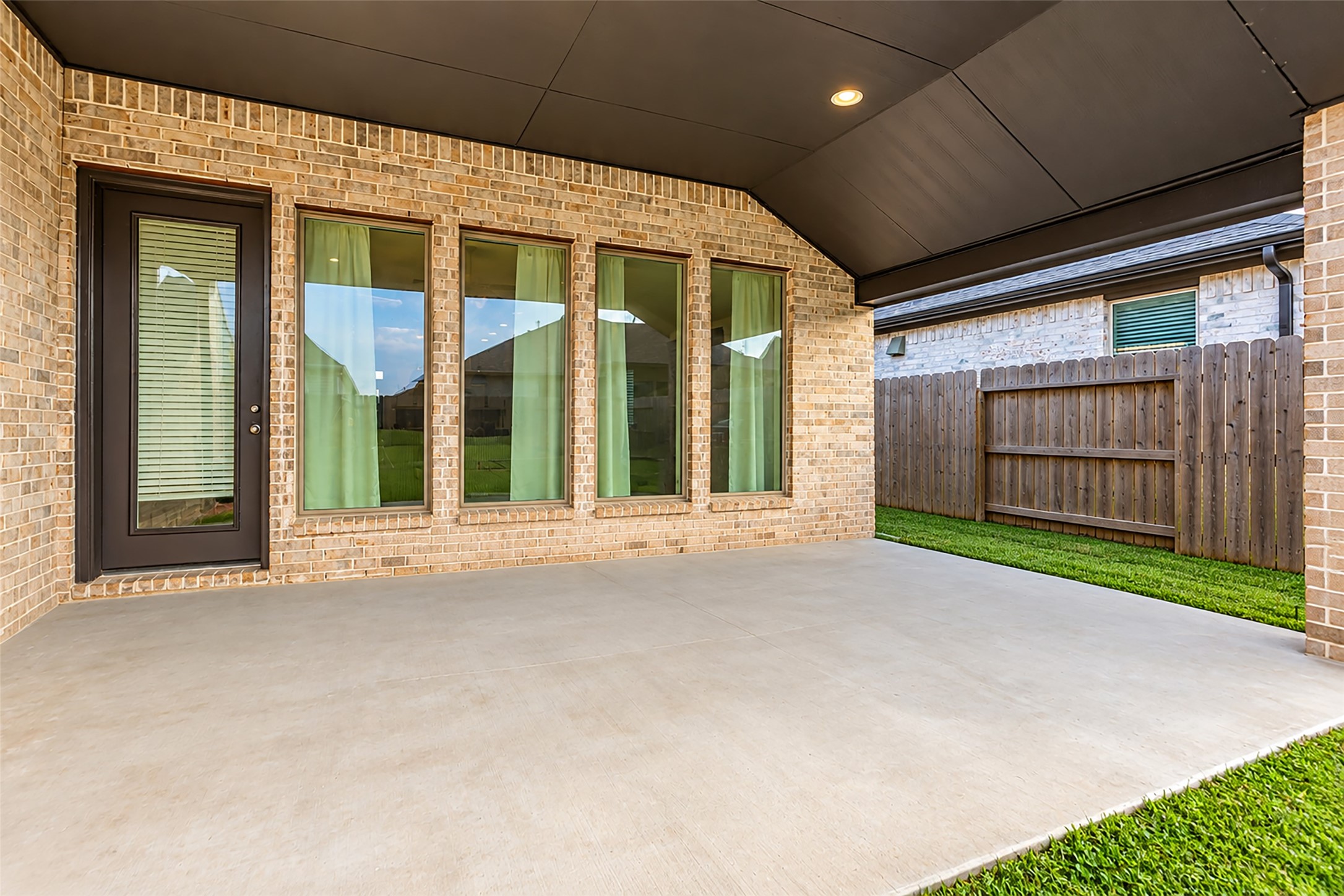 Welcome To Your Spacious Covered Patio W/ Elegant Brickwork & Large Windows. Whether Enjoying Your Morning Coffee Or A Cocktail At Night, This Space Is Ideal For Outdoor Relaxation & Entertaining.