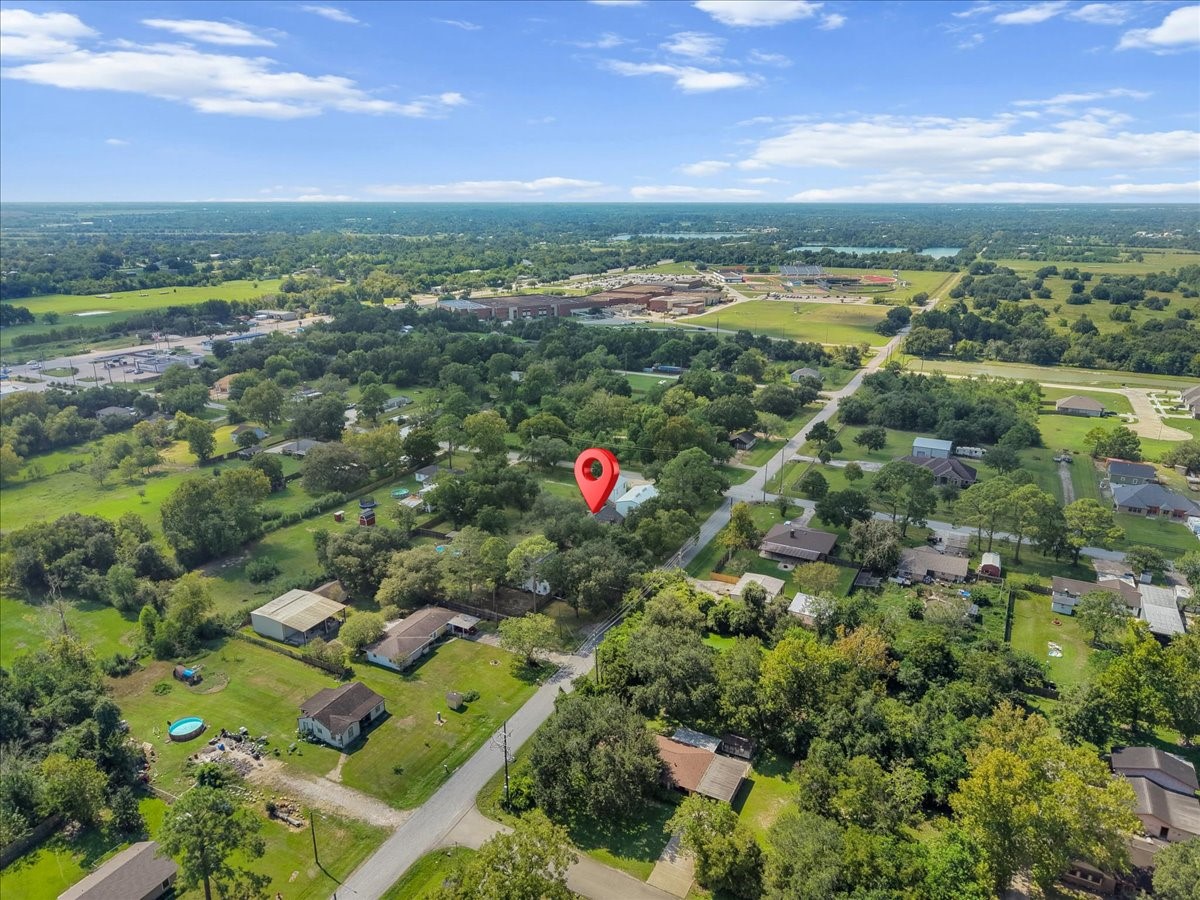 A rare combination of privacy and convenience, with everything the community offers close at hand. Centrally located near Hwy 6, 35, and minutes from Hwy 45