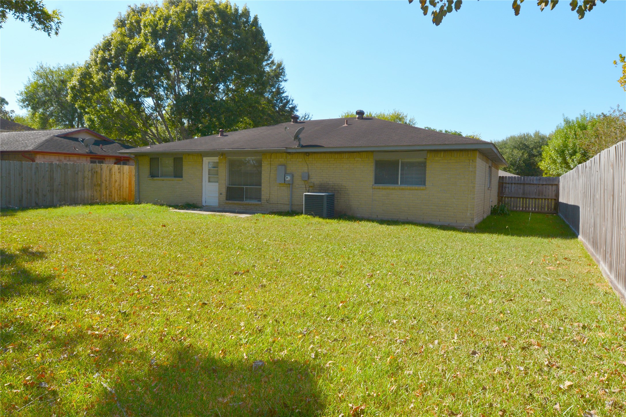 208 Leafwood Circle, League City, TX 77573