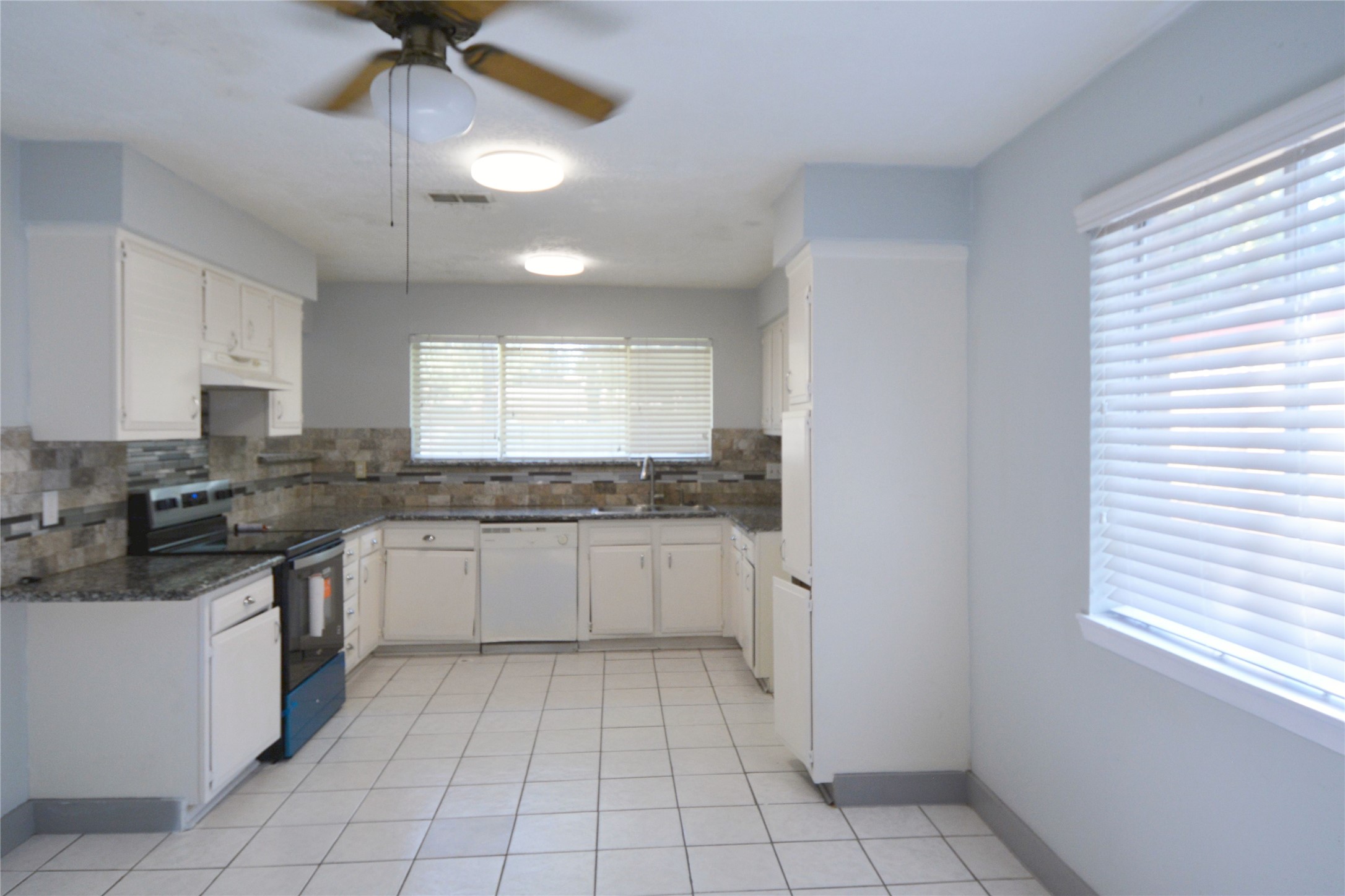 208 Leafwood Circle, League City, TX 77573