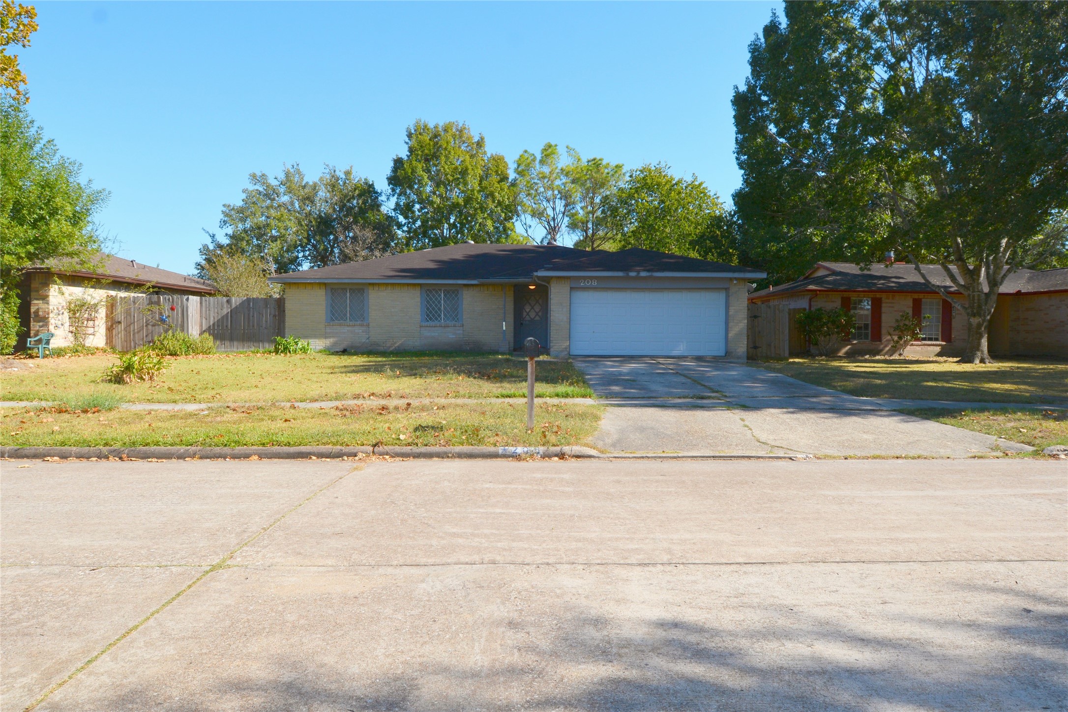 208 Leafwood Circle, League City, TX 77573