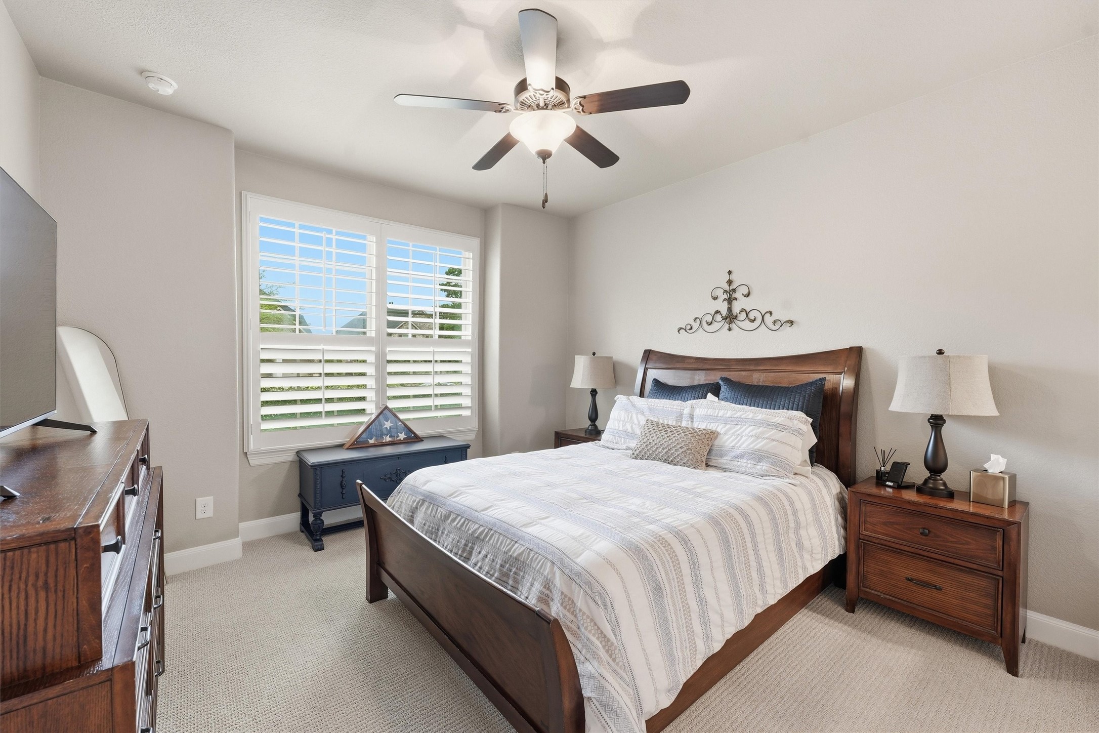 First-floor secondary bedroom for guests.
