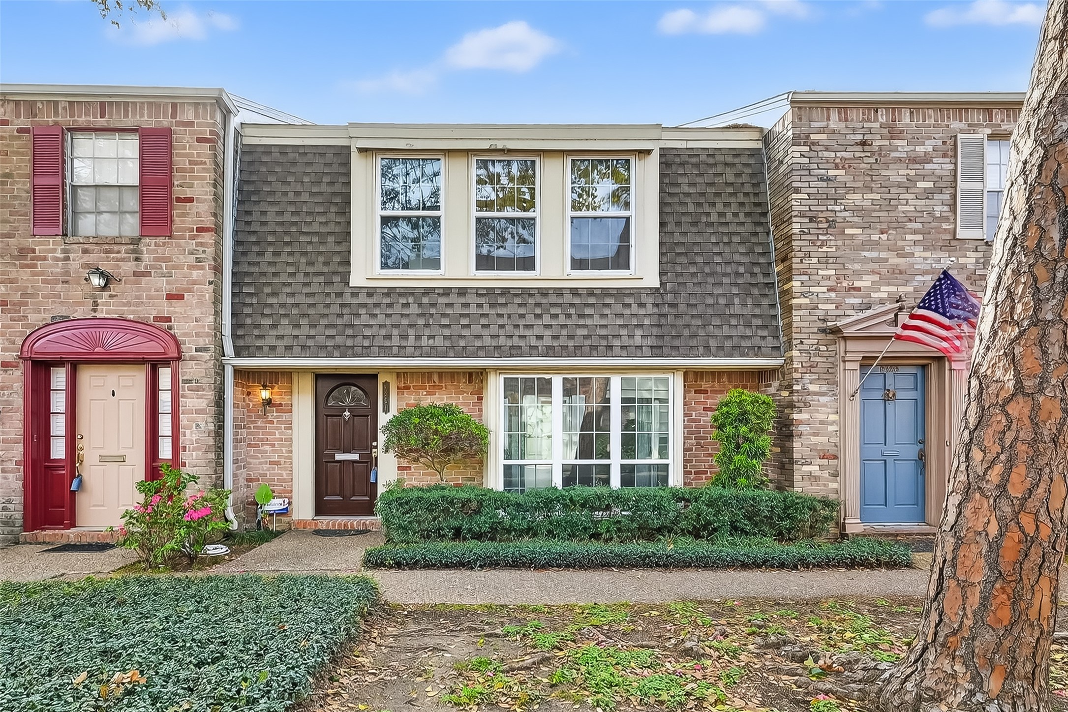 Updated townhome in the desirable Briar Grove Drive Townhome community near the Galleria in Houston with manicured landscaping and charming curb appeal. Updated townhome in the desirable Briar Grove Drive Townhome community near the Galleria in Houston with manicured landscaping and charming curb appeal.