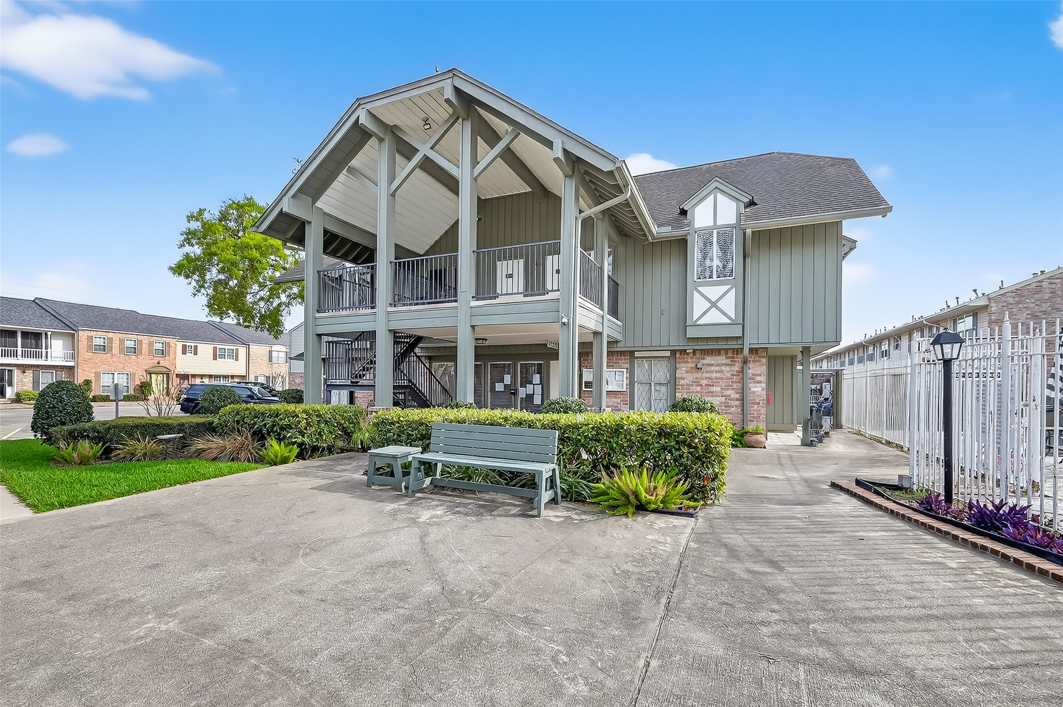 Community clubhouse in Briar Grove Drive Townhomes with gathering space and amenities in a prime Houston location.